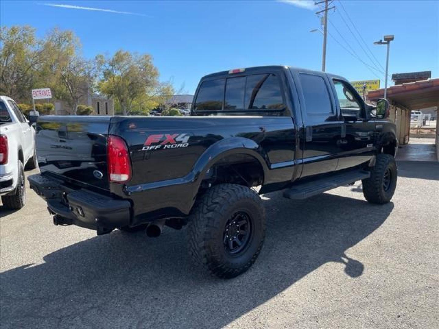 2006 Black Clearcoat Ford F-250 Super Duty Lariat (1FTSW21P46E) with an 6.0L Power Stroke 6.0L Diesel Turbo V8 325hp 560ft. lbs. Direct Injection engine, 5-Speed Automatic transmission, located at 800 Riverside Ave, Roseville, CA, 95678, 916-773-4549 & Toll Free: 866-719-4393, 38.732265, -121.291039 - DIESEL CREW CAB 4X4 LARIAT LIFTED CLEAN CARFAX - Photo#4