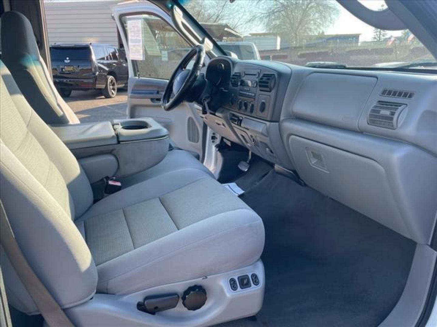 2006 Oxford White Clearcoat Ford F-350 Super Duty XLT (1FTWW31P26E) with an 6.0L Power Stroke 6.0L Diesel Turbo V8 325hp 560ft. lbs. Direct Injection engine, 5-Speed Automatic transmission, located at 800 Riverside Ave, Roseville, CA, 95678, 916-773-4549 & Toll Free: 866-719-4393, 38.732265, -121.291039 - DIESEL CREW CAB 4X4 XLT - Photo#14