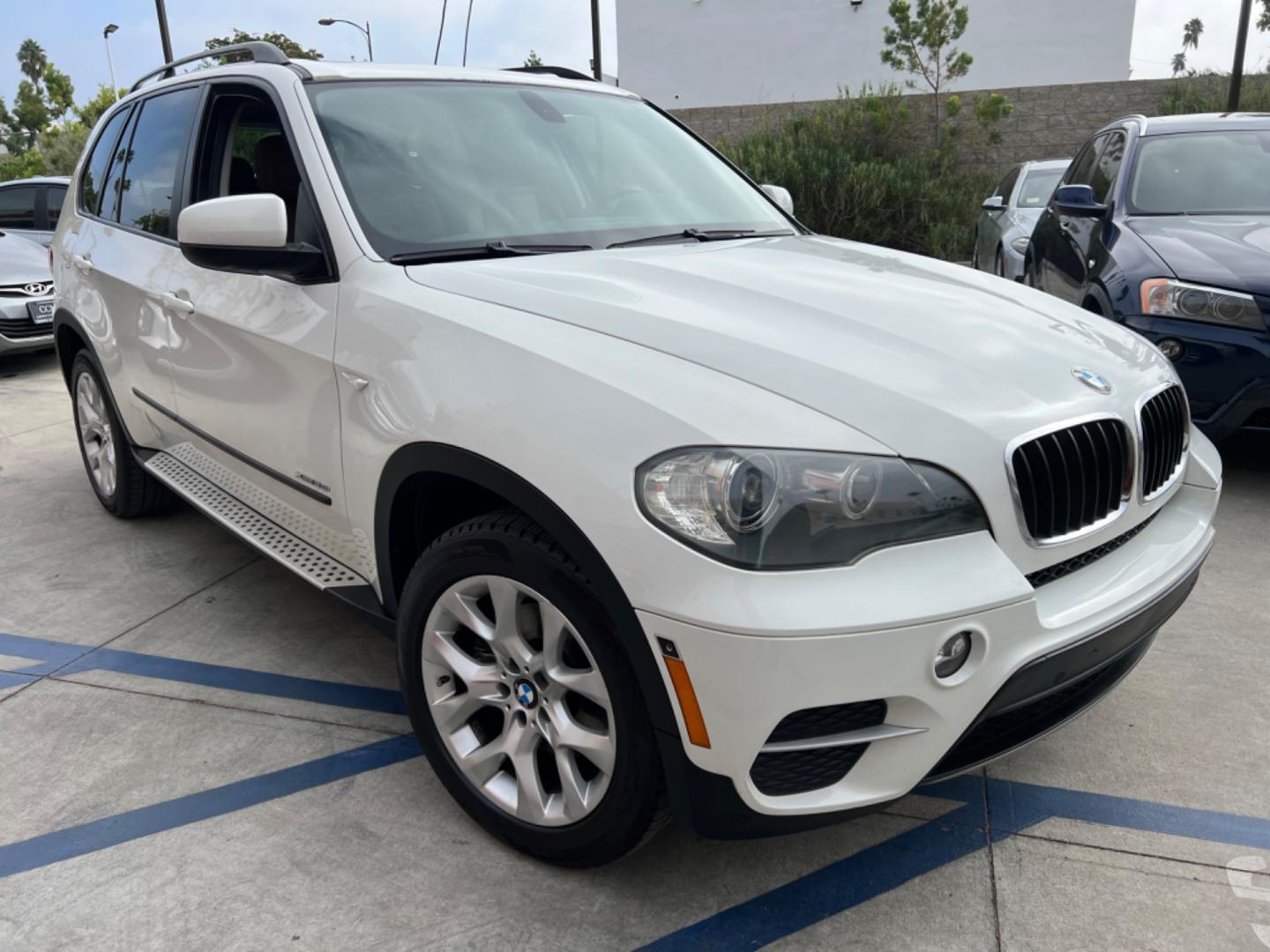 2011 White /TAN BMW X5 xDrive35i (5UXZV4C50BL) with an 3.5L L6 DOHC 24V engine, 6-Speed Automatic transmission, located at 30 S. Berkeley Avenue, Pasadena, CA, 91107, (626) 248-7567, 34.145447, -118.109398 - Navigation ! Leather! Moon-roof! The 2011 BMW X5 xDrive35i is a luxury SUV that offers the perfect combination of performance, style, and comfort. With its powerful engine, all-wheel drive system, and spacious interior, the X5 is perfect for both city driving and off-road adventures. And, with our b - Photo#4