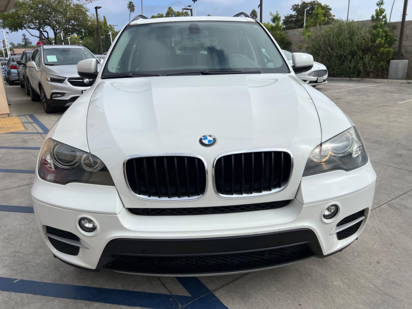 2011 White /TAN BMW X5 xDrive35i (5UXZV4C50BL) with an 3.5L L6 DOHC 24V engine, 6-Speed Automatic transmission, located at 30 S. Berkeley Avenue, Pasadena, CA, 91107, (626) 248-7567, 34.145447, -118.109398 - Navigation ! Leather! Moon-roof! The 2011 BMW X5 xDrive35i is a luxury SUV that offers the perfect combination of performance, style, and comfort. With its powerful engine, all-wheel drive system, and spacious interior, the X5 is perfect for both city driving and off-road adventures. And, with our b - Photo#5