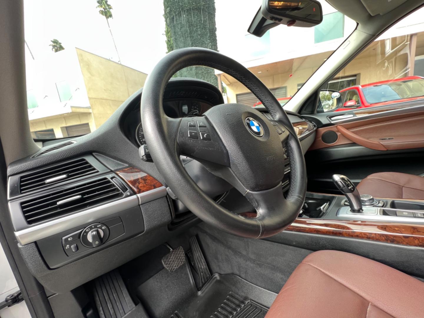 2011 White /TAN BMW X5 xDrive35i (5UXZV4C50BL) with an 3.5L L6 DOHC 24V engine, 6-Speed Automatic transmission, located at 30 S. Berkeley Avenue, Pasadena, CA, 91107, (626) 248-7567, 34.145447, -118.109398 - Navigation ! Leather! Moon-roof! The 2011 BMW X5 xDrive35i is a luxury SUV that offers the perfect combination of performance, style, and comfort. With its powerful engine, all-wheel drive system, and spacious interior, the X5 is perfect for both city driving and off-road adventures. And, with our b - Photo#7