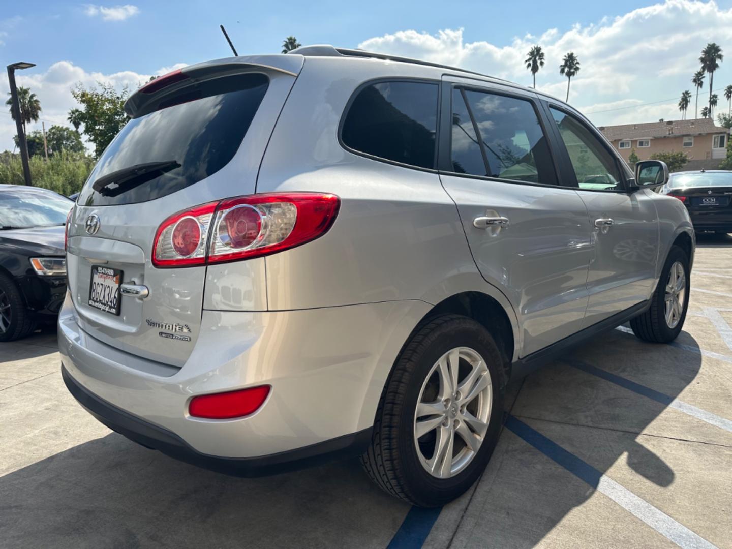 2011 Silver Hyundai Santa Fe Limited 3.5 4WD (5XYZKDAG3BG) with an 3.5L V6 DOHC 24V engine, 6-Speed Automatic transmission, located at 30 S. Berkeley Avenue, Pasadena, CA, 91107, (626) 248-7567, 34.145447, -118.109398 - Fully Loaded! Navigation, Alloys , Leather !! Crown City Motors is a used “Buy Here Pay Here” car dealer in Pasadena CA. “Buy Here Pay Here” financing, means that when you purchase your vehicle from our dealership, that you make the payments to the dealership as well. We do not need the ban - Photo#16