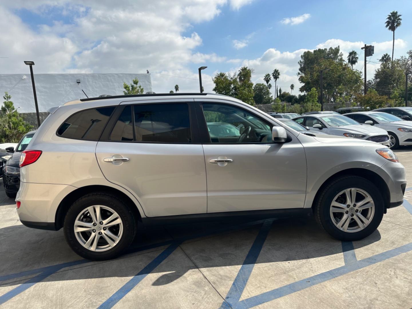 2011 Silver Hyundai Santa Fe Limited 3.5 4WD (5XYZKDAG3BG) with an 3.5L V6 DOHC 24V engine, 6-Speed Automatic transmission, located at 30 S. Berkeley Avenue, Pasadena, CA, 91107, (626) 248-7567, 34.145447, -118.109398 - Fully Loaded! Navigation, Alloys , Leather !! Crown City Motors is a used “Buy Here Pay Here” car dealer in Pasadena CA. “Buy Here Pay Here” financing, means that when you purchase your vehicle from our dealership, that you make the payments to the dealership as well. We do not need the ban - Photo#17