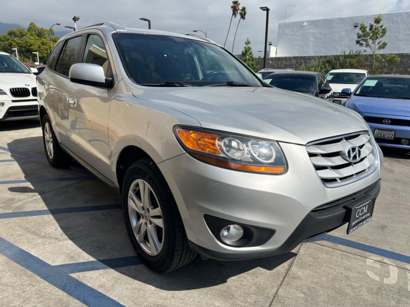 2011 Silver Hyundai Santa Fe Limited 3.5 4WD (5XYZKDAG3BG) with an 3.5L V6 DOHC 24V engine, 6-Speed Automatic transmission, located at 30 S. Berkeley Avenue, Pasadena, CA, 91107, (626) 248-7567, 34.145447, -118.109398 - Fully Loaded! Navigation, Alloys , Leather !! Crown City Motors is a used “Buy Here Pay Here” car dealer in Pasadena CA. “Buy Here Pay Here” financing, means that when you purchase your vehicle from our dealership, that you make the payments to the dealership as well. We do not need the ban - Photo#6