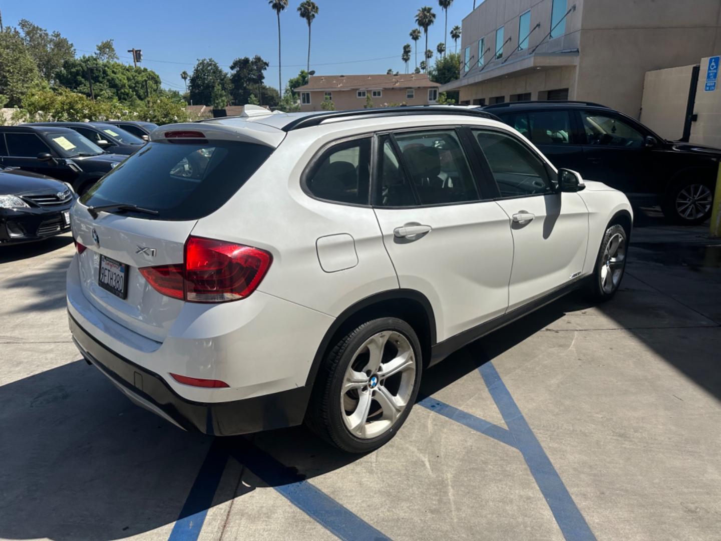 2013 WHITE /Tan BMW X1 xDrive35i (WBAVM5C54DV) with an 3.0L L6 DOHC 24V engine, 6-Speed Automatic transmission, located at 30 S. Berkeley Avenue, Pasadena, CA, 91107, (626) 248-7567, 34.145447, -118.109398 - Navigation! Panoramic-roof! Back up camera! Premium package! AWD! This 2013 BMW X1 xDrive35i looks and drives well. - Photo#4