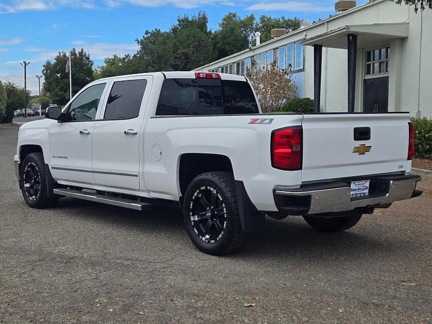 2014 WHITE Chevrolet Silverado 1500 4WD (3GCUKSEC1EG) with an V8 EcoTec3 Flex Fuel 5.3L engine, Auto 6-Spd HD Overdrive transmission, located at 246 E Walker St., Orland, 95963, (530) 865-5800, 39.747589, -122.178398 - Photo#4