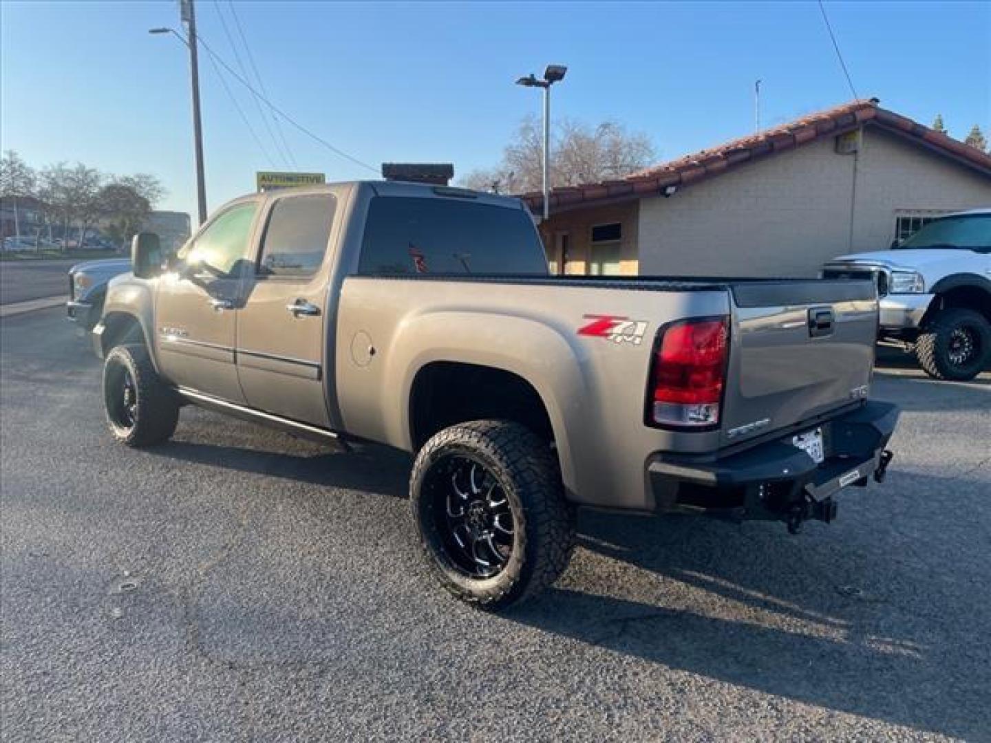 2014 Steel Gray Metallic GMC Sierra 2500HD Denali (1GT125E88EF) with an 6.6L Duramax 6.6L Diesel Turbo V8 397hp 765ft. lbs. Common Rail Direct Injection engine, Allison 1000 6-Speed Shiftable Automatic transmission, located at 800 Riverside Ave, Roseville, CA, 95678, 916-773-4549 & Toll Free: 866-719-4393, 38.732265, -121.291039 - DURAMAX DIESEL CREW CAB 4X4 Z71 DENALI LIFTED MOON ROOF ALLISON TRANSMISSION SERVICE RECORDS ONE OWNER - Photo#4