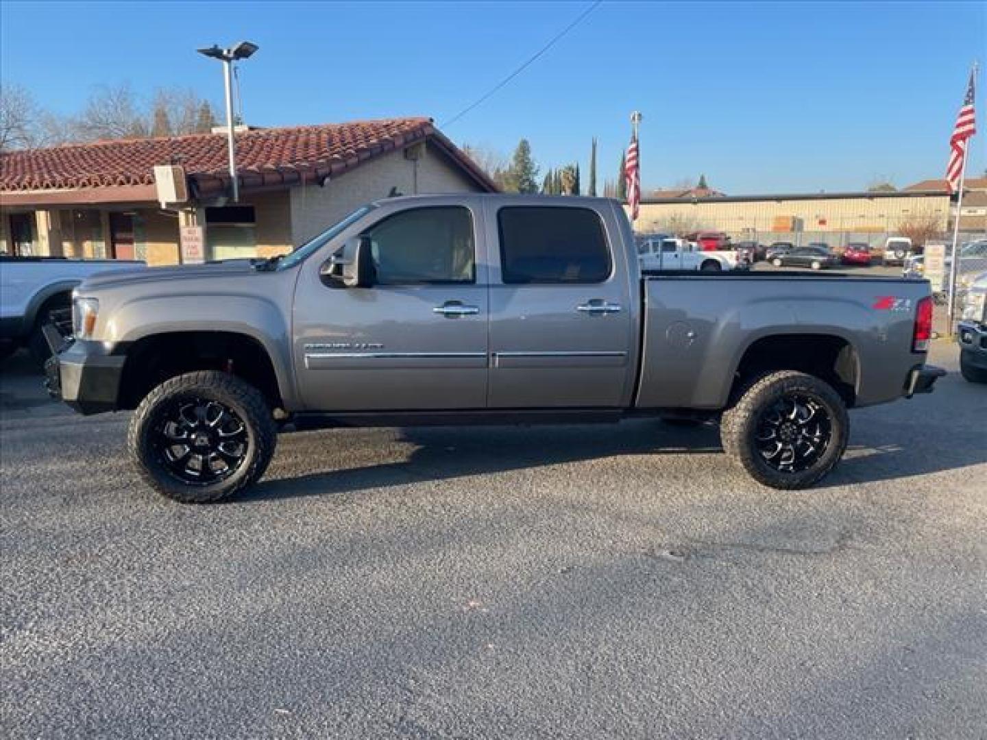 2014 Steel Gray Metallic GMC Sierra 2500HD Denali (1GT125E88EF) with an 6.6L Duramax 6.6L Diesel Turbo V8 397hp 765ft. lbs. Common Rail Direct Injection engine, Allison 1000 6-Speed Shiftable Automatic transmission, located at 800 Riverside Ave, Roseville, CA, 95678, 916-773-4549 & Toll Free: 866-719-4393, 38.732265, -121.291039 - DURAMAX DIESEL CREW CAB 4X4 Z71 DENALI LIFTED MOON ROOF ALLISON TRANSMISSION SERVICE RECORDS ONE OWNER - Photo#6