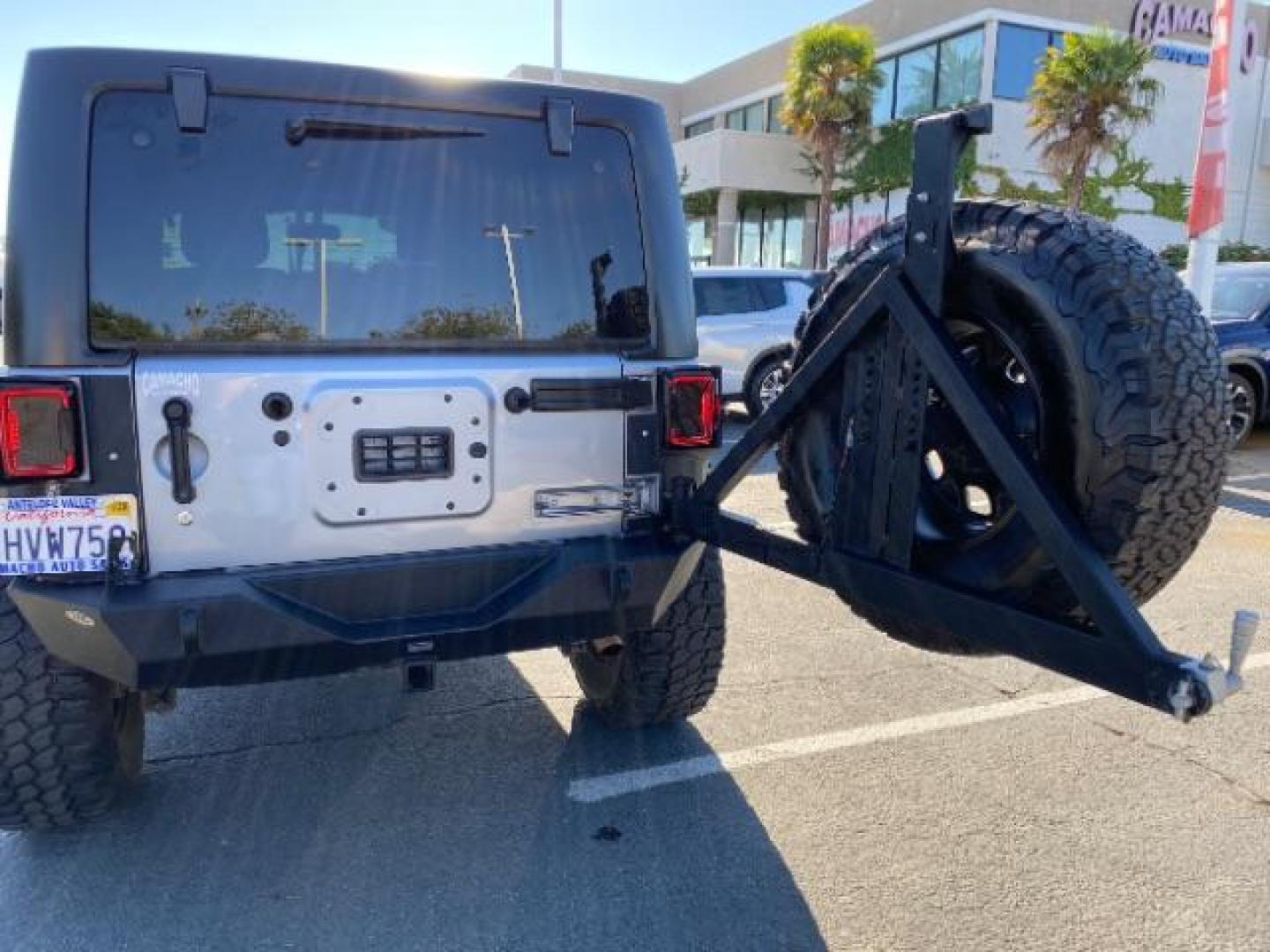 2015 GRAY Jeep Wrangler Unlimited (1C4HJWDG8FL) with an V6 3.6 Liter engine, Automatic transmission, located at 412 Auto Vista Drive, Palmdale, 93551, (661) 945-0620, 34.592636, -118.136681 - Photo#16