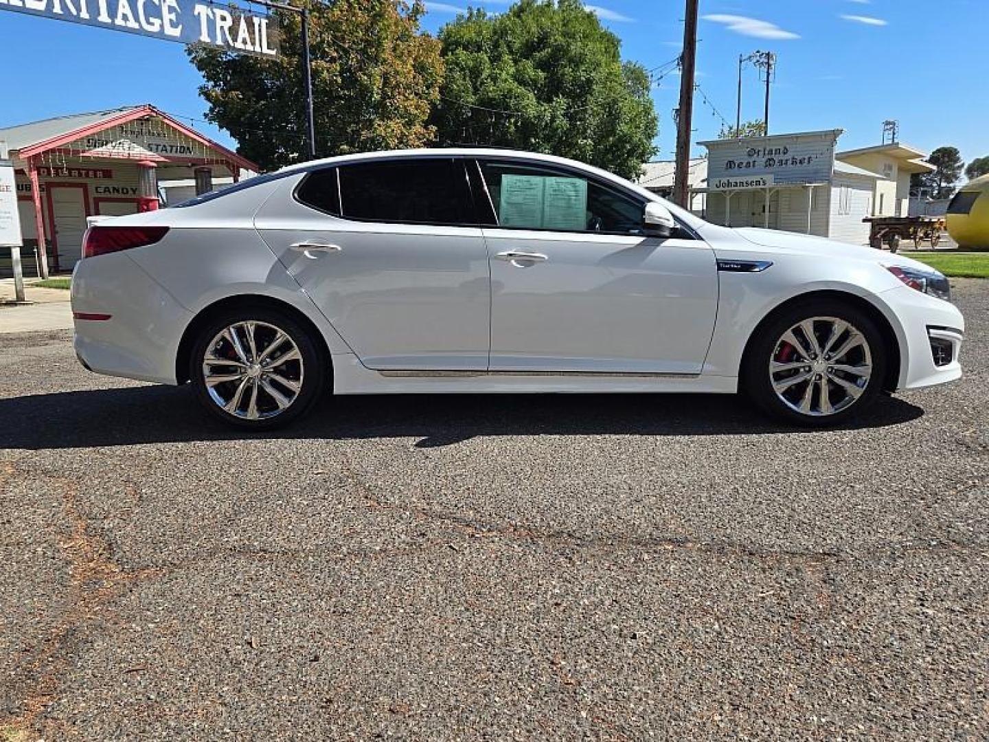 2015 WHITE Kia Optima (5XXGR4A66FG) with an 4-Cyl Turbo 2.0 Liter engine, Auto 6-Spd Sportmatic transmission, located at 246 E Walker St., Orland, 95963, (530) 865-5800, 39.747589, -122.178398 - Photo#9