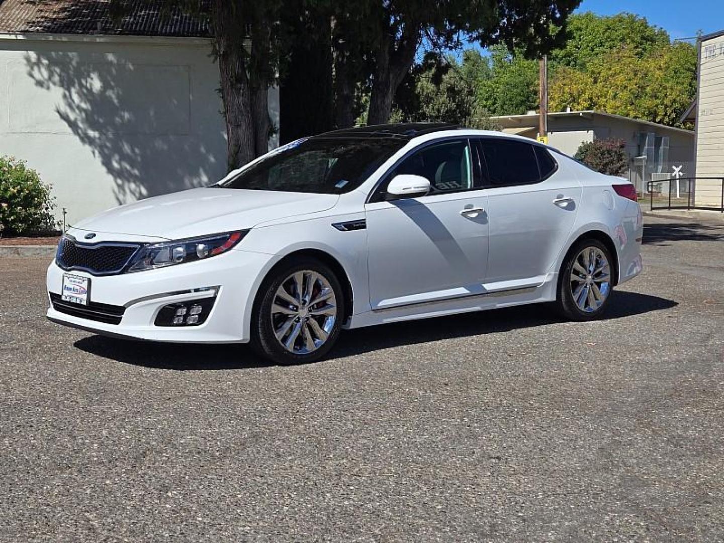 2015 WHITE Kia Optima (5XXGR4A66FG) with an 4-Cyl Turbo 2.0 Liter engine, Auto 6-Spd Sportmatic transmission, located at 246 E Walker St., Orland, 95963, (530) 865-5800, 39.747589, -122.178398 - Photo#4