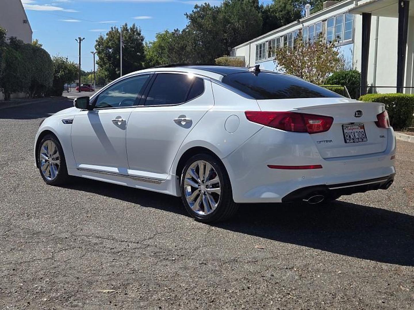 2015 WHITE Kia Optima (5XXGR4A66FG) with an 4-Cyl Turbo 2.0 Liter engine, Auto 6-Spd Sportmatic transmission, located at 246 E Walker St., Orland, 95963, (530) 865-5800, 39.747589, -122.178398 - Photo#6