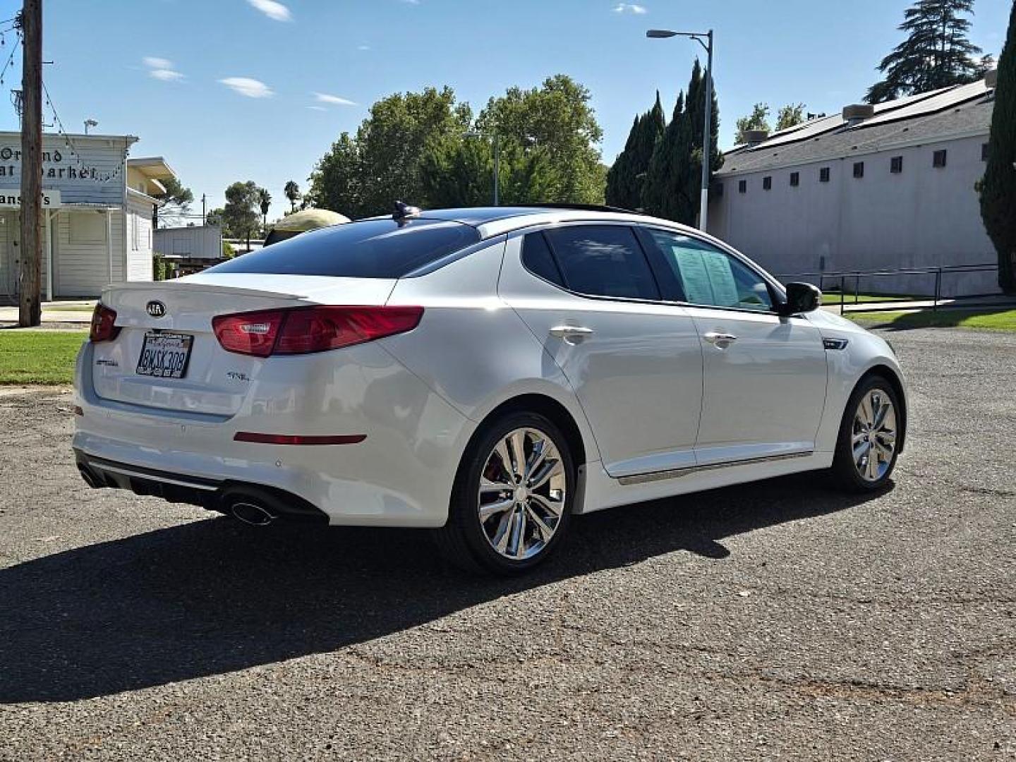 2015 WHITE Kia Optima (5XXGR4A66FG) with an 4-Cyl Turbo 2.0 Liter engine, Auto 6-Spd Sportmatic transmission, located at 246 E Walker St., Orland, 95963, (530) 865-5800, 39.747589, -122.178398 - Photo#8