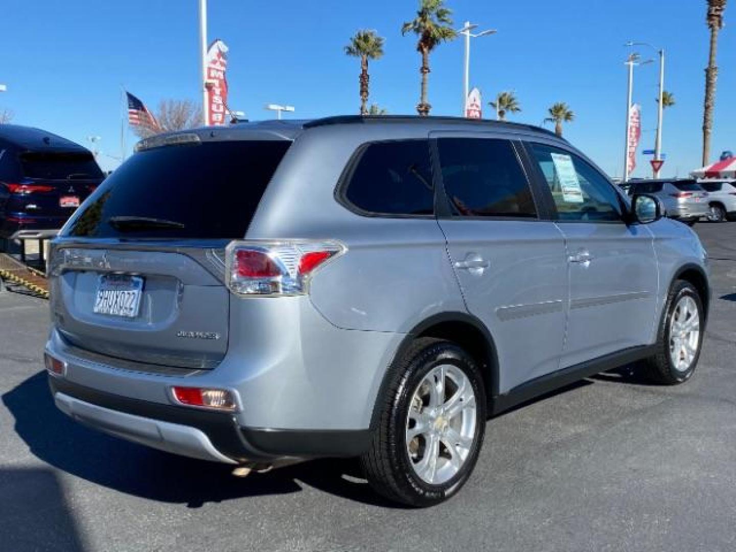 2015 SILVER Mitsubishi Outlander (JA4AD3A39FZ) with an 4-Cyl 2.4 Liter engine, Automatic CVT transmission, located at 412 Auto Vista Drive, Palmdale, 93551, (661) 945-0620, 34.592636, -118.136681 - Photo#22