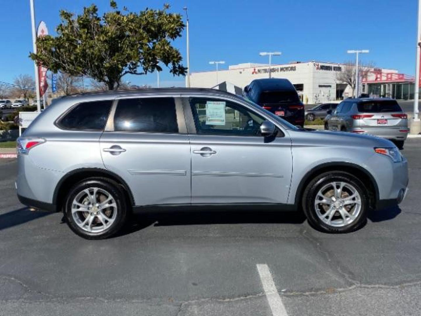 2015 SILVER Mitsubishi Outlander (JA4AD3A39FZ) with an 4-Cyl 2.4 Liter engine, Automatic CVT transmission, located at 412 Auto Vista Drive, Palmdale, 93551, (661) 945-0620, 34.592636, -118.136681 - Photo#23