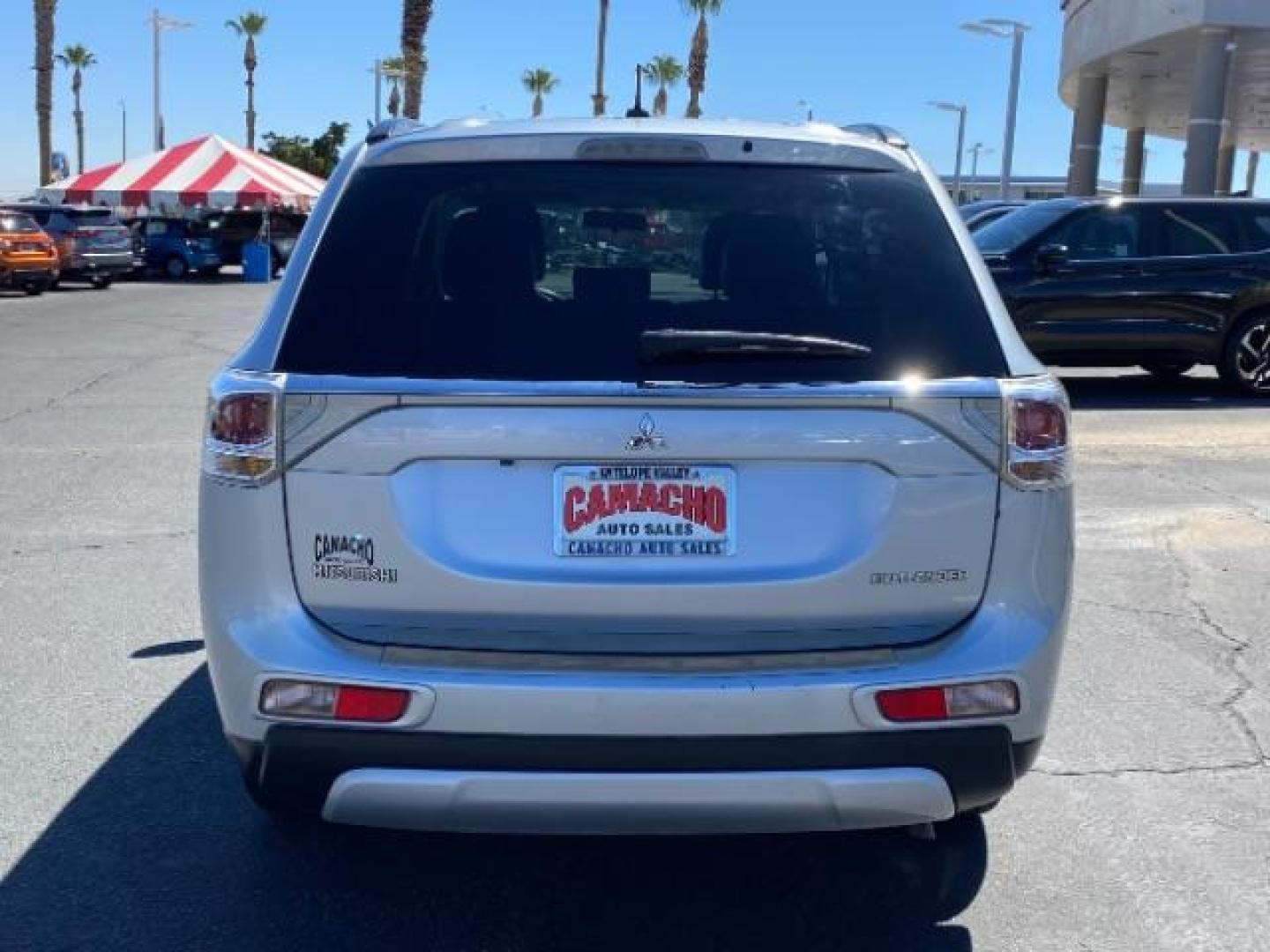 2015 SILVER Mitsubishi Outlander (JA4AD3A39FZ) with an 4-Cyl 2.4 Liter engine, Automatic CVT transmission, located at 412 Auto Vista Drive, Palmdale, 93551, (661) 945-0620, 34.592636, -118.136681 - Photo#5