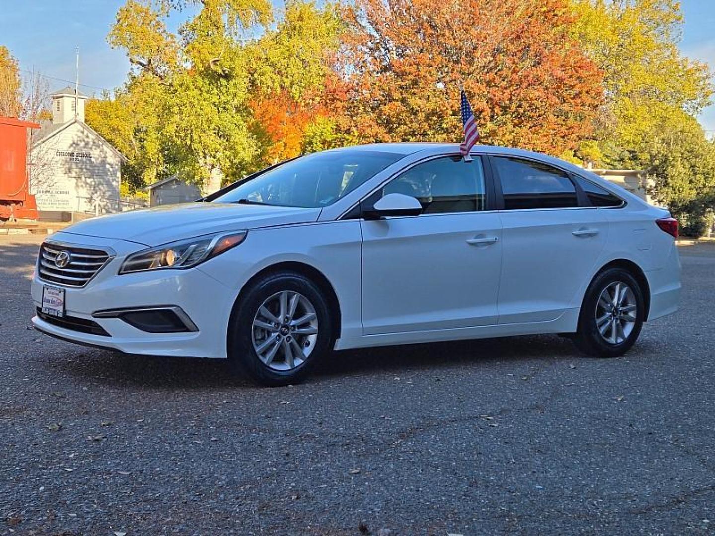 2016 WHITE Hyundai Sonata (5NPE24AF3GH) with an 4-Cyl 2.4 Liter engine, Auto 6-Spd w/Shiftronic transmission, located at 246 E Walker St., Orland, 95963, (530) 865-5800, 39.747589, -122.178398 - Photo#2