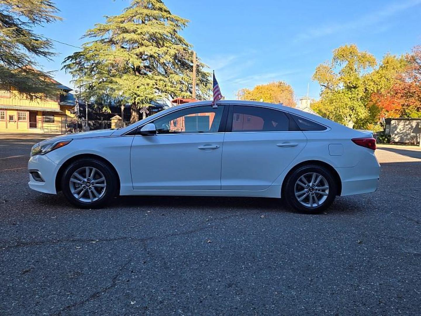 2016 WHITE Hyundai Sonata (5NPE24AF3GH) with an 4-Cyl 2.4 Liter engine, Auto 6-Spd w/Shiftronic transmission, located at 246 E Walker St., Orland, 95963, (530) 865-5800, 39.747589, -122.178398 - Photo#3