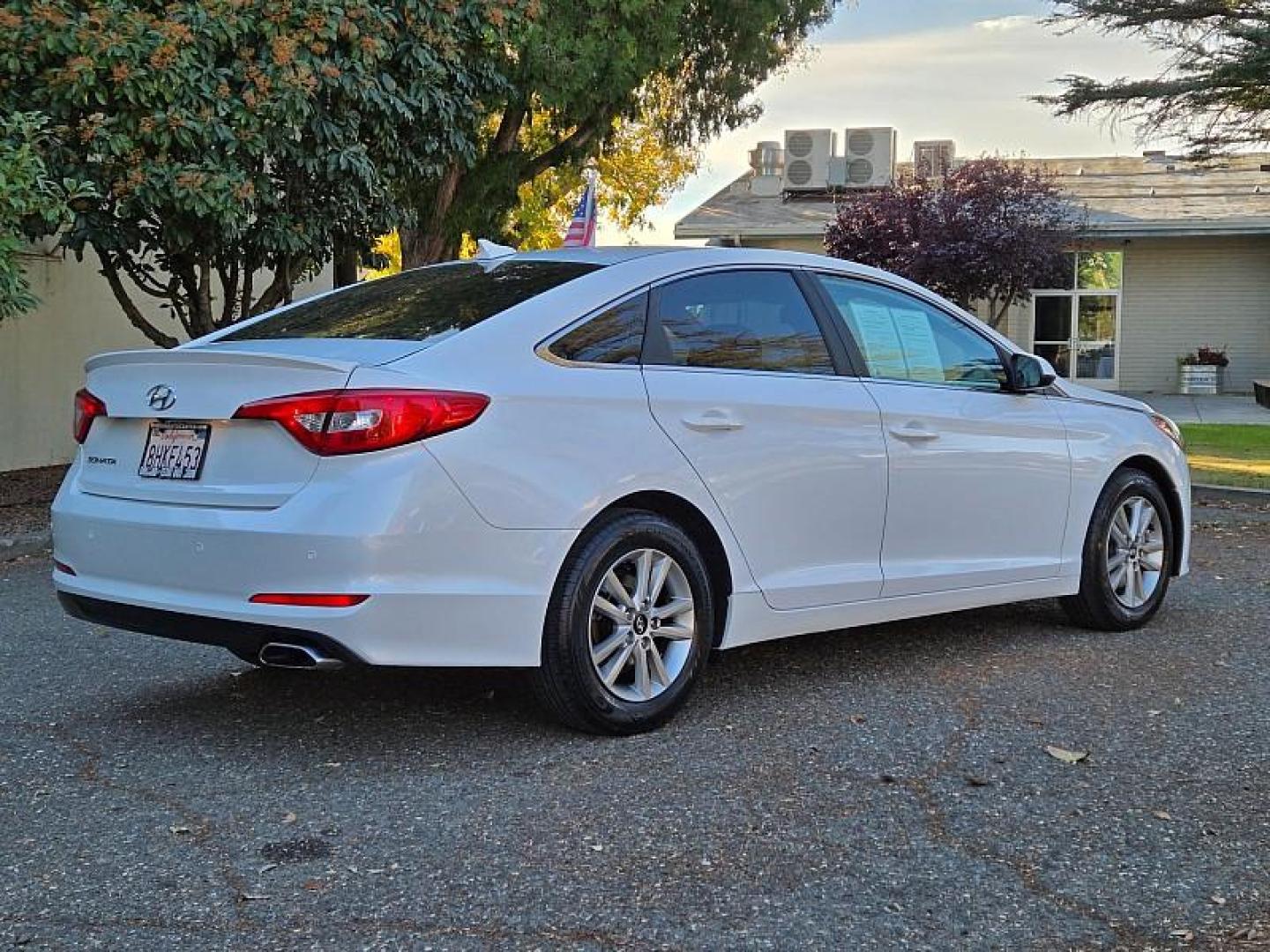 2016 WHITE Hyundai Sonata (5NPE24AF3GH) with an 4-Cyl 2.4 Liter engine, Auto 6-Spd w/Shiftronic transmission, located at 246 E Walker St., Orland, 95963, (530) 865-5800, 39.747589, -122.178398 - Photo#6