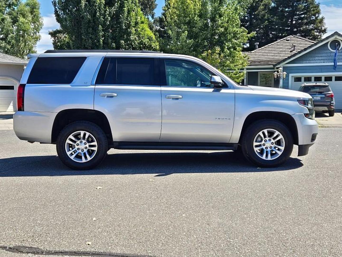 2017 SILVER Chevrolet Tahoe (1GNSKBKC0HR) with an V8 EcoTec3 5.3 Liter engine, Auto 6-Spd Overdrive transmission, located at 246 E Walker St., Orland, 95963, (530) 865-5800, 39.747589, -122.178398 - Photo#9