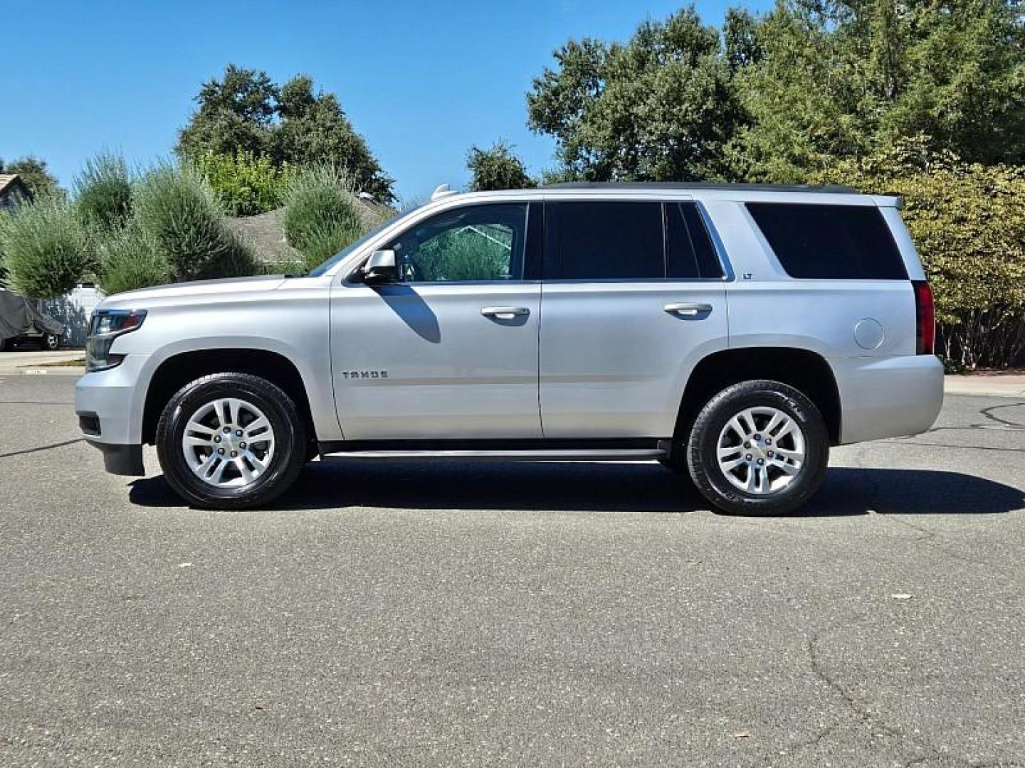 2017 SILVER Chevrolet Tahoe (1GNSKBKC0HR) with an V8 EcoTec3 5.3 Liter engine, Auto 6-Spd Overdrive transmission, located at 246 E Walker St., Orland, 95963, (530) 865-5800, 39.747589, -122.178398 - Photo#5