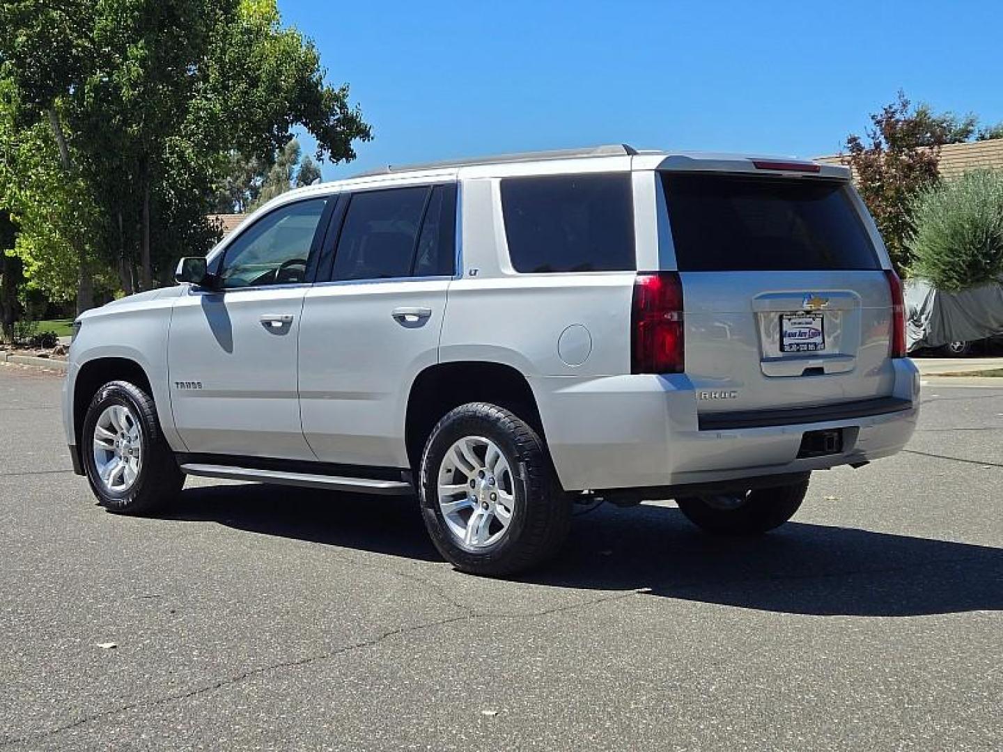 2017 SILVER Chevrolet Tahoe (1GNSKBKC0HR) with an V8 EcoTec3 5.3 Liter engine, Auto 6-Spd Overdrive transmission, located at 246 E Walker St., Orland, 95963, (530) 865-5800, 39.747589, -122.178398 - Photo#6