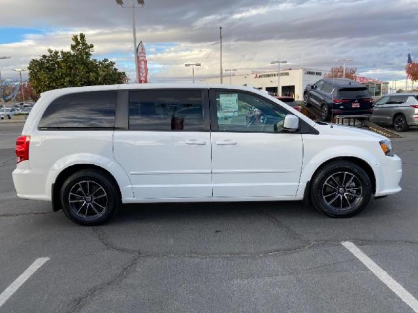 2017 WHITE Dodge Grand Caravan (2C4RDGCG5HR) with an V6 Flex Fuel 3.6 Liter engine, Automatic 6-Spd transmission, located at 412 Auto Vista Drive, Palmdale, 93551, (661) 945-0620, 34.592636, -118.136681 - Photo#9