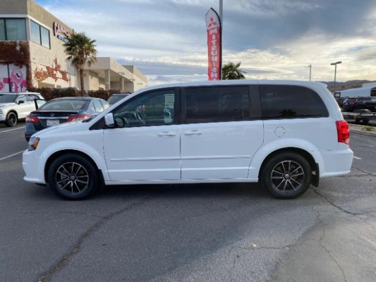 2017 WHITE Dodge Grand Caravan (2C4RDGCG5HR) with an V6 Flex Fuel 3.6 Liter engine, Automatic 6-Spd transmission, located at 412 Auto Vista Drive, Palmdale, 93551, (661) 945-0620, 34.592636, -118.136681 - Photo#5