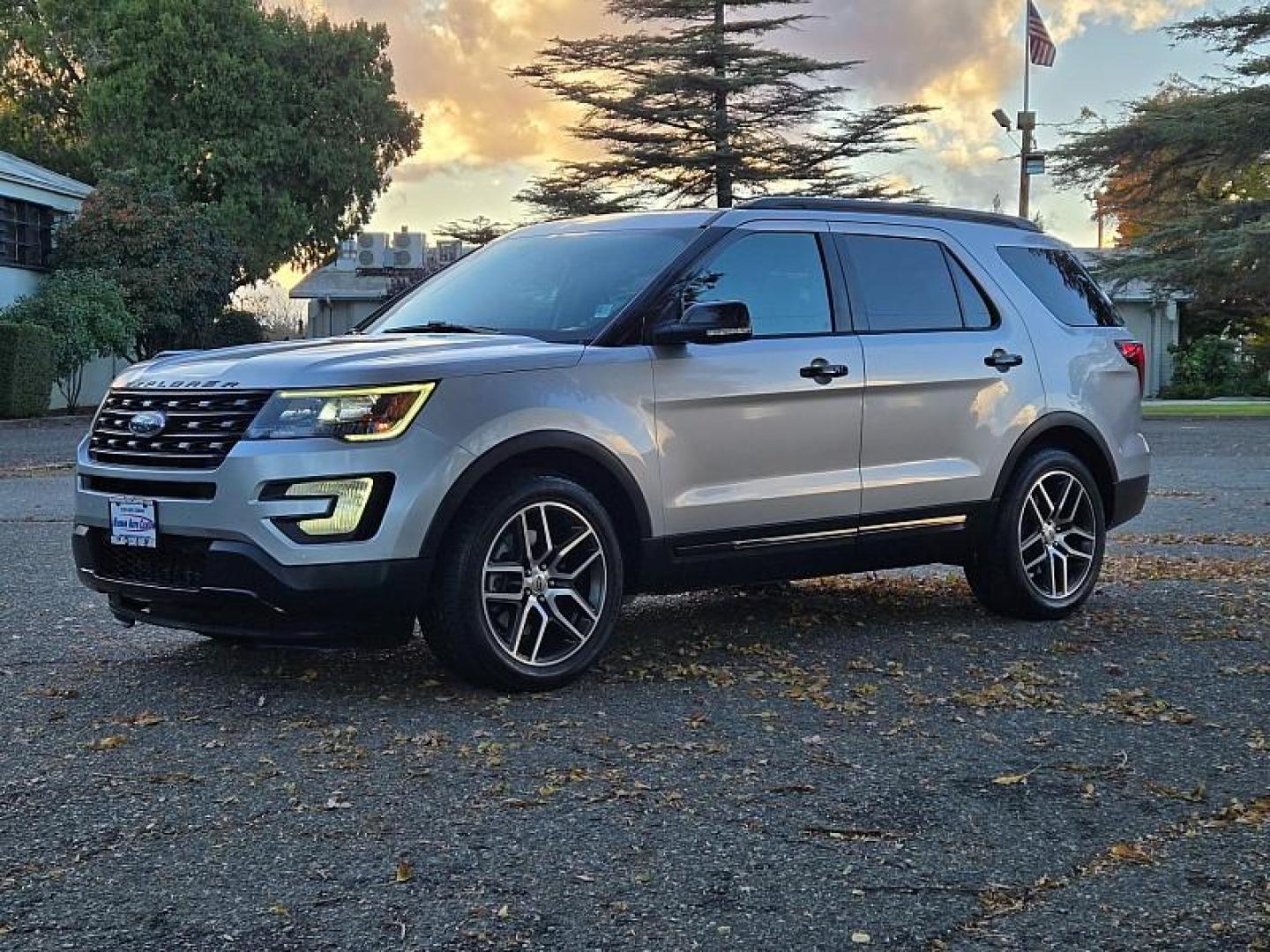 2017 SILVER Ford Explorer (1FM5K8GT2HG) with an V6 EcoBoost TT 3.5L engine, Auto 6-Spd SelectShift transmission, located at 246 E Walker St., Orland, 95963, (530) 865-5800, 39.747589, -122.178398 - Photo#2