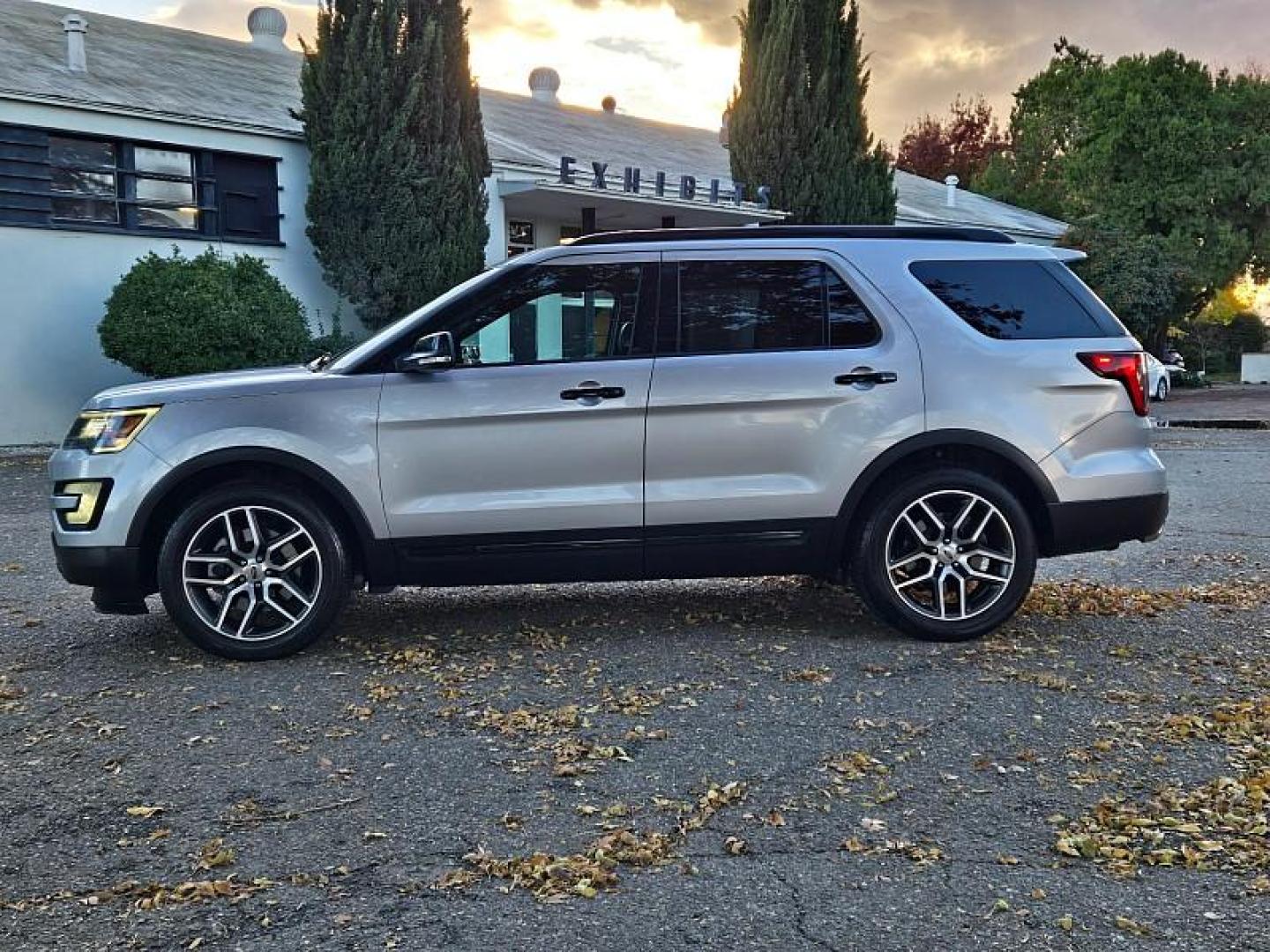 2017 SILVER Ford Explorer (1FM5K8GT2HG) with an V6 EcoBoost TT 3.5L engine, Auto 6-Spd SelectShift transmission, located at 246 E Walker St., Orland, 95963, (530) 865-5800, 39.747589, -122.178398 - Photo#3