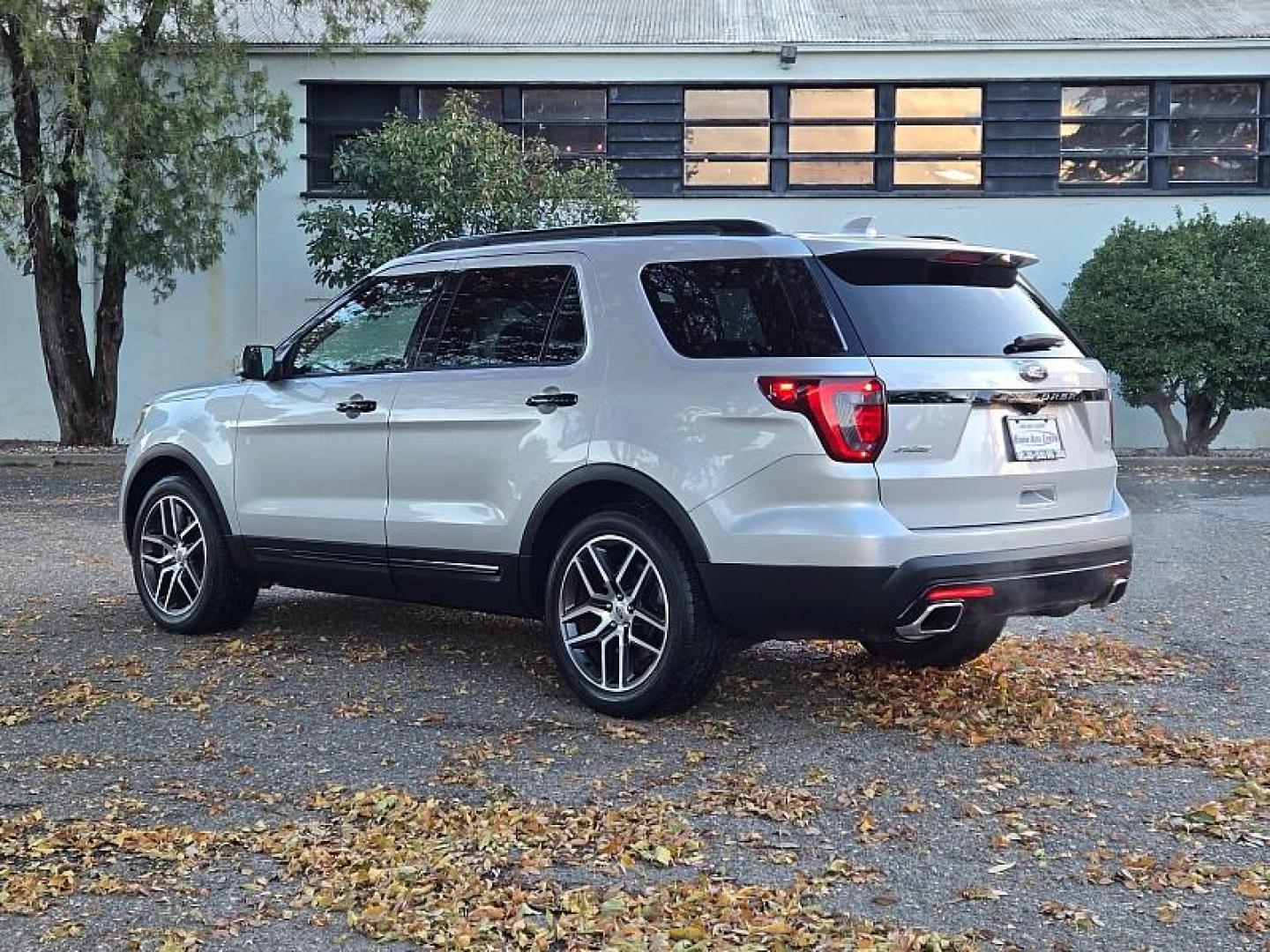 2017 SILVER Ford Explorer (1FM5K8GT2HG) with an V6 EcoBoost TT 3.5L engine, Auto 6-Spd SelectShift transmission, located at 246 E Walker St., Orland, 95963, (530) 865-5800, 39.747589, -122.178398 - Photo#4