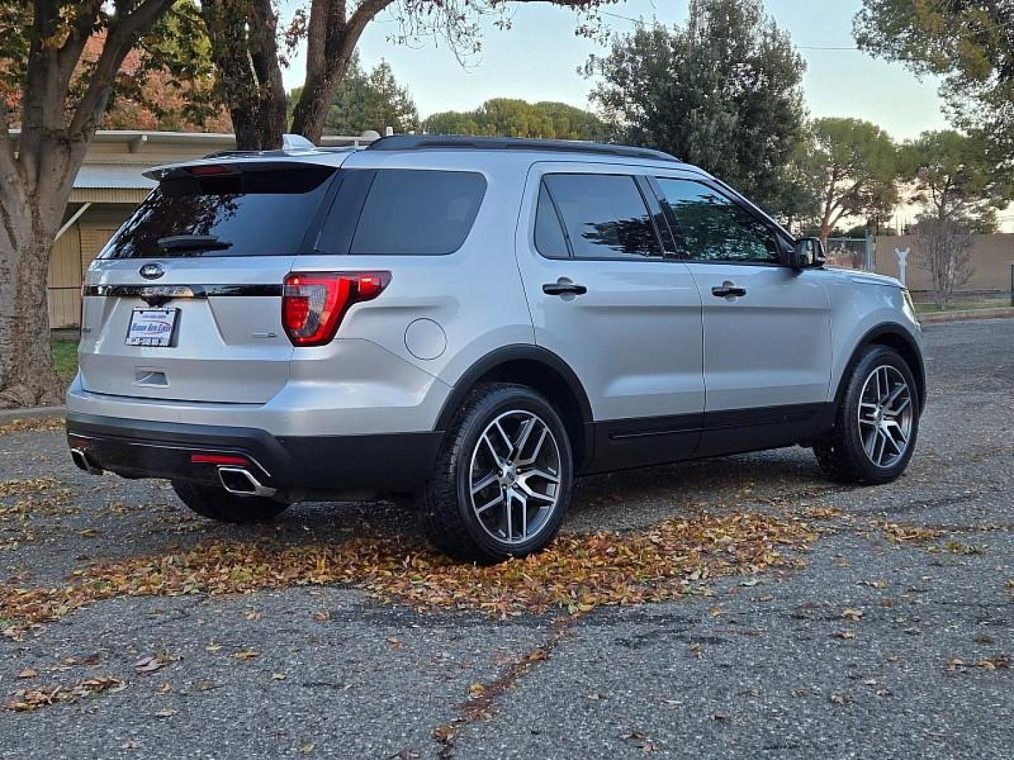 2017 SILVER Ford Explorer (1FM5K8GT2HG) with an V6 EcoBoost TT 3.5L engine, Auto 6-Spd SelectShift transmission, located at 246 E Walker St., Orland, 95963, (530) 865-5800, 39.747589, -122.178398 - Photo#6