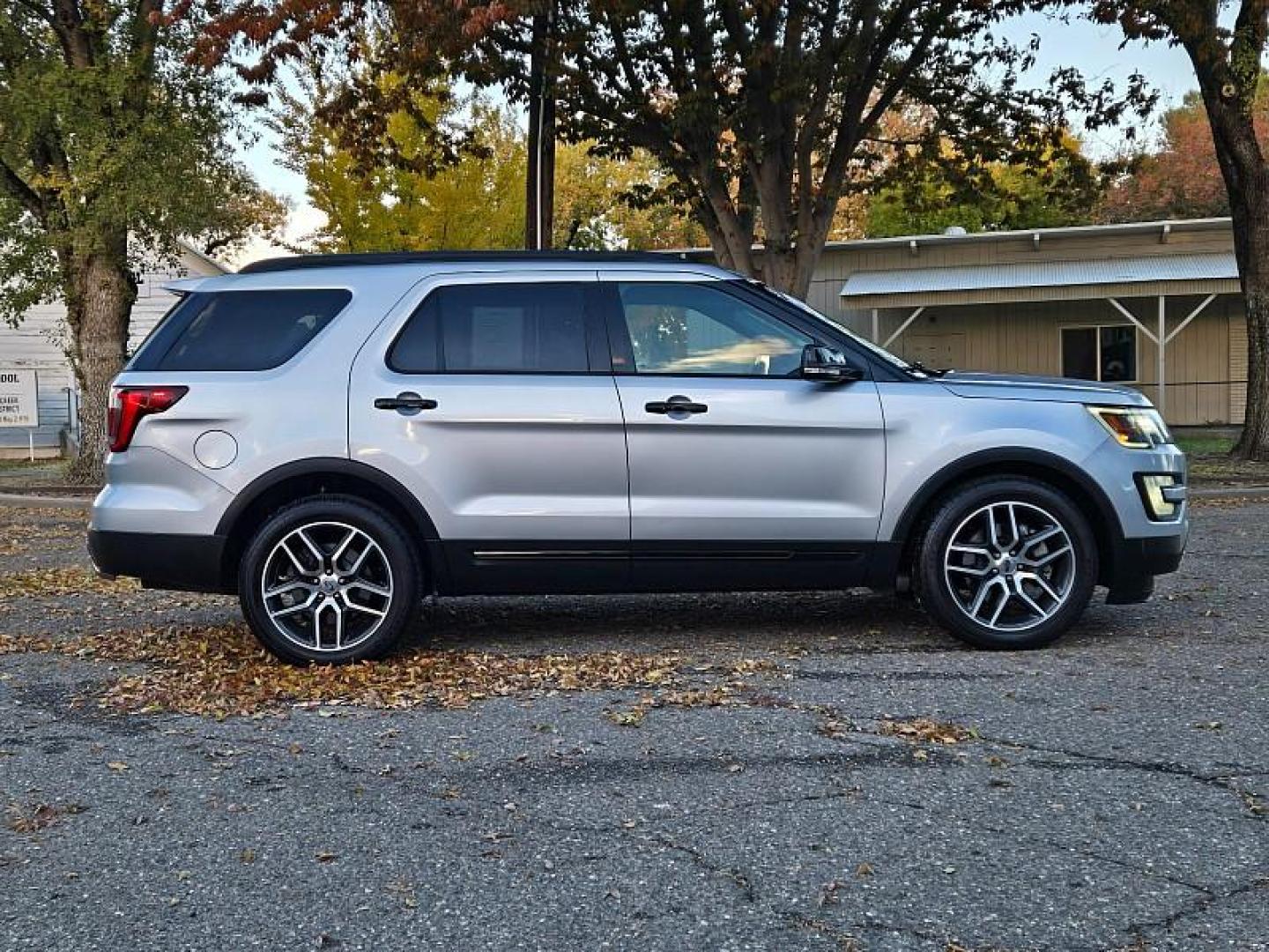 2017 SILVER Ford Explorer (1FM5K8GT2HG) with an V6 EcoBoost TT 3.5L engine, Auto 6-Spd SelectShift transmission, located at 246 E Walker St., Orland, 95963, (530) 865-5800, 39.747589, -122.178398 - Photo#7