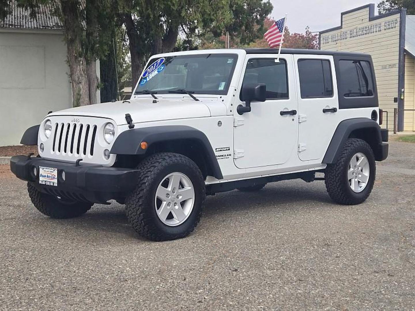 2017 WHITE Jeep Wrangler Unlimited (1C4HJWDG5HL) with an V6 3.6 Liter engine, Automatic 5-Spd transmission, located at 246 E Walker St., Orland, 95963, (530) 865-5800, 39.747589, -122.178398 - Photo#2