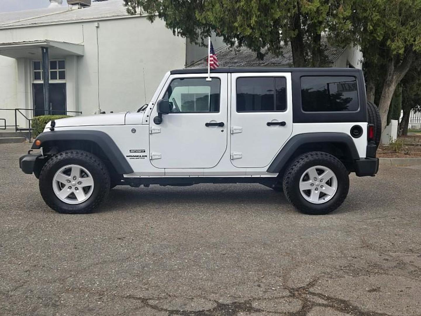 2017 WHITE Jeep Wrangler Unlimited (1C4HJWDG5HL) with an V6 3.6 Liter engine, Automatic 5-Spd transmission, located at 246 E Walker St., Orland, 95963, (530) 865-5800, 39.747589, -122.178398 - Photo#3