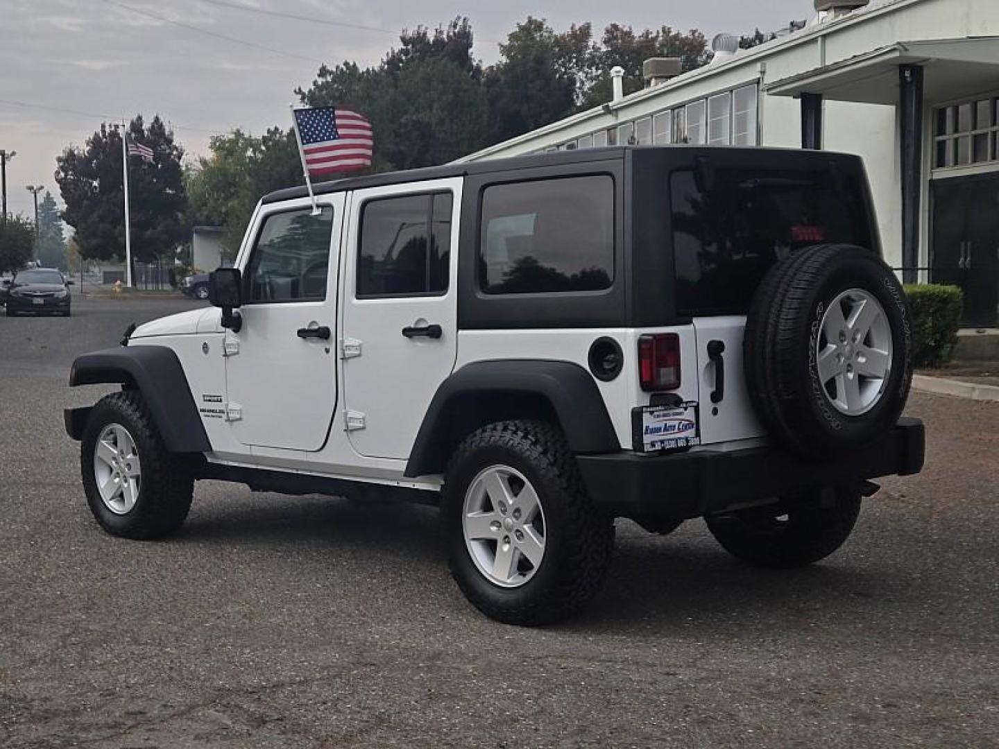 2017 WHITE Jeep Wrangler Unlimited (1C4HJWDG5HL) with an V6 3.6 Liter engine, Automatic 5-Spd transmission, located at 246 E Walker St., Orland, 95963, (530) 865-5800, 39.747589, -122.178398 - Photo#4