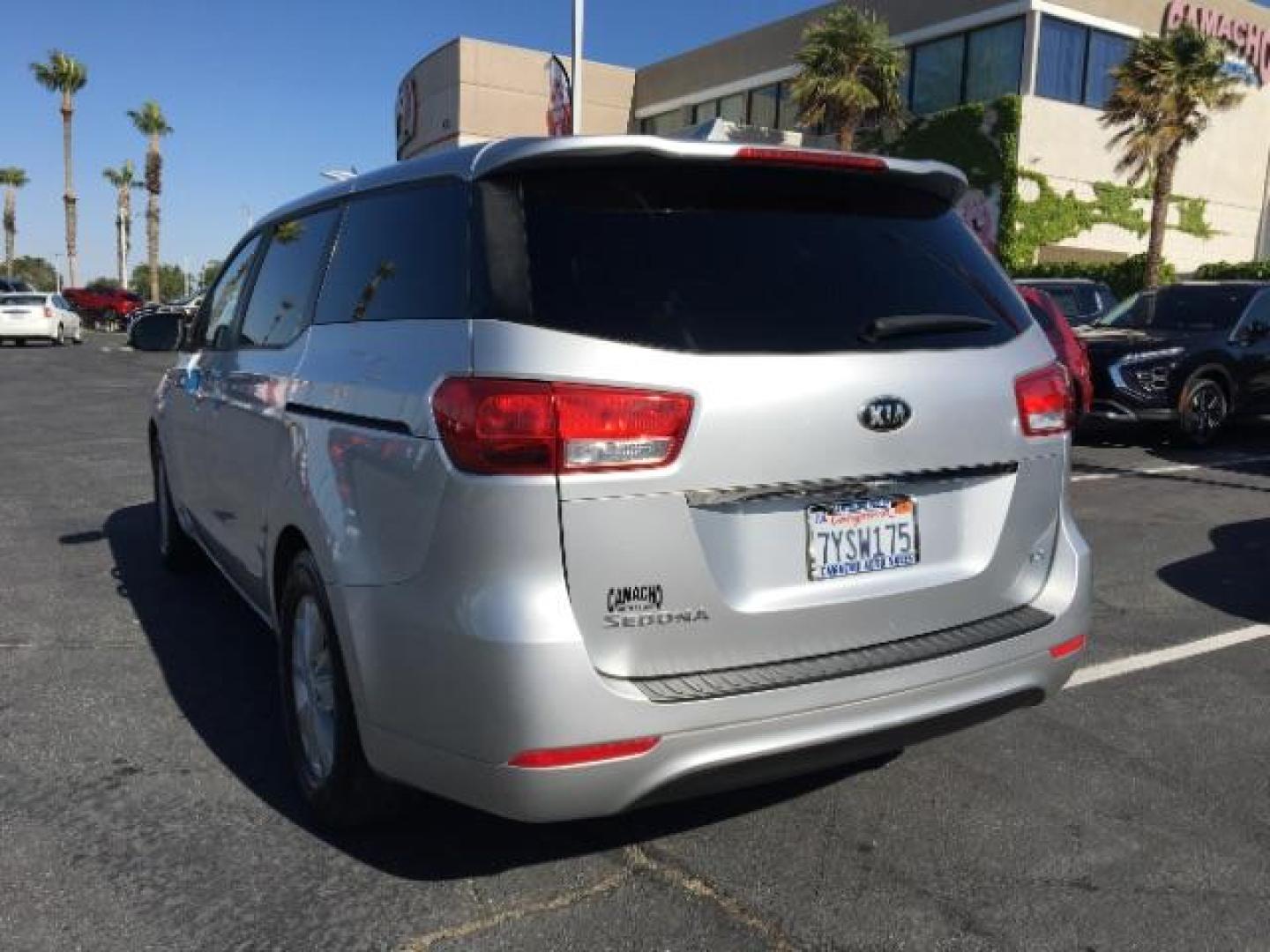 2017 SILVER Kia Sedona (KNDMB5C16H6) with an V6 3.3 Liter engine, Auto 6-Spd OD Sportmatic transmission, located at 412 Auto Vista Drive, Palmdale, 93551, (661) 945-0620, 34.592636, -118.136681 - Photo#4