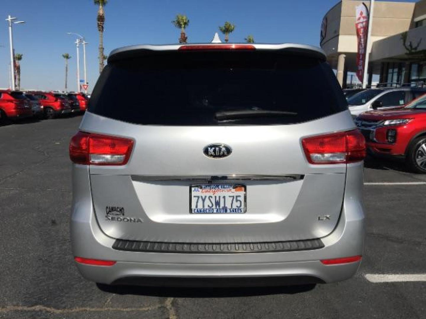 2017 SILVER Kia Sedona (KNDMB5C16H6) with an V6 3.3 Liter engine, Auto 6-Spd OD Sportmatic transmission, located at 412 Auto Vista Drive, Palmdale, 93551, (661) 945-0620, 34.592636, -118.136681 - Photo#6