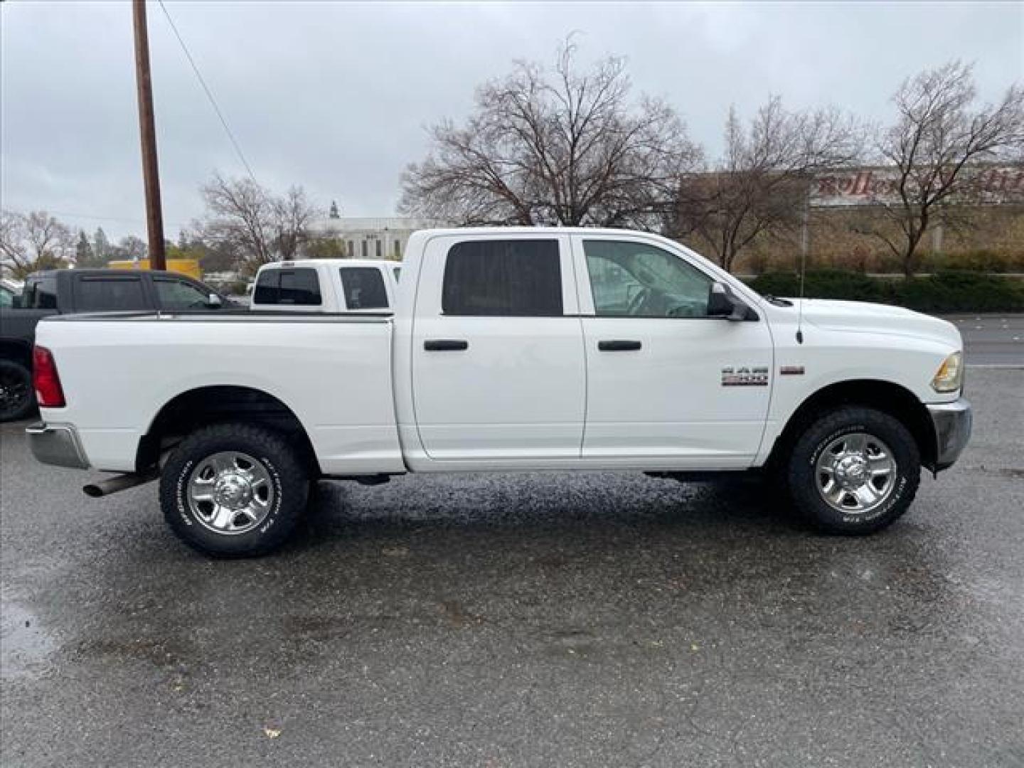 2017 Bright White Clear Coat RAM 2500 Tradesman (3C6UR4CJ9HG) with an 6.4L HEMI 6.4L V8 410hp 429ft. lbs. Sequential Multiport Fuel Injection engine, 6-Speed Shiftable Automatic transmission, located at 800 Riverside Ave, Roseville, CA, 95678, 916-773-4549 & Toll Free: 866-719-4393, 38.732265, -121.291039 - CREW CAB TRADESMAN 6.4 HEMI V8 ONE OWNER - Photo#6