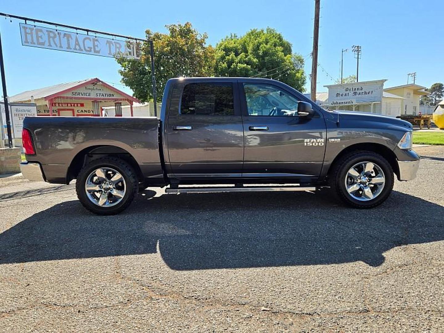 2017 GRAY Ram 1500 4WD (1C6RR7LT3HS) with an V8 HEMI 5.7 Liter engine, Automatic 8-Spd transmission, located at 246 E Walker St., Orland, 95963, (530) 865-5800, 39.747589, -122.178398 - Photo#7