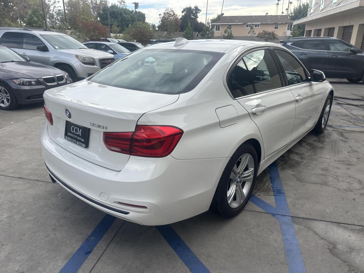 2018 Alpine White /Black BMW 3-Series 330i SULEV Sedan (WBA8B9C56JA) with an 3.0L L6 DOHC 24V engine, 8A transmission, located at 30 S. Berkeley Avenue, Pasadena, CA, 91107, (626) 248-7567, 34.145447, -118.109398 - The 2018 BMW 3-Series 330i SULEV Sedan embodies luxury, performance, and environmental responsibility. Under the hood, it boasts a 2.0L TwinPower Turbo inline-4 engine, generating an impressive 248 horsepower and 258 lb-ft of torque. This powertrain ensures swift acceleration and a responsive drivin - Photo#5