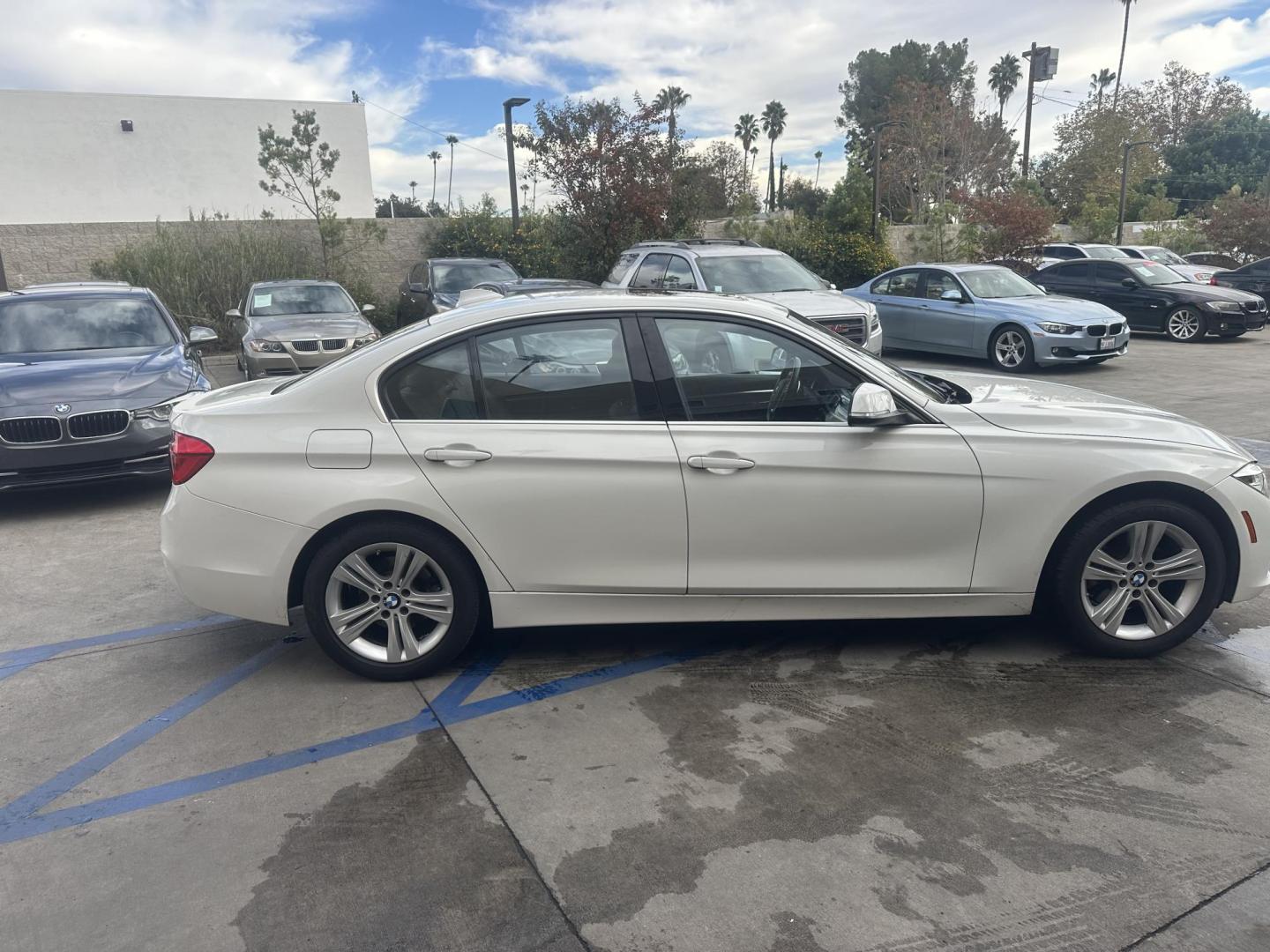 2018 Alpine White /Black BMW 3-Series 330i SULEV Sedan (WBA8B9C56JA) with an 3.0L L6 DOHC 24V engine, 8A transmission, located at 30 S. Berkeley Avenue, Pasadena, CA, 91107, (626) 248-7567, 34.145447, -118.109398 - The 2018 BMW 3-Series 330i SULEV Sedan embodies luxury, performance, and environmental responsibility. Under the hood, it boasts a 2.0L TwinPower Turbo inline-4 engine, generating an impressive 248 horsepower and 258 lb-ft of torque. This powertrain ensures swift acceleration and a responsive drivin - Photo#6