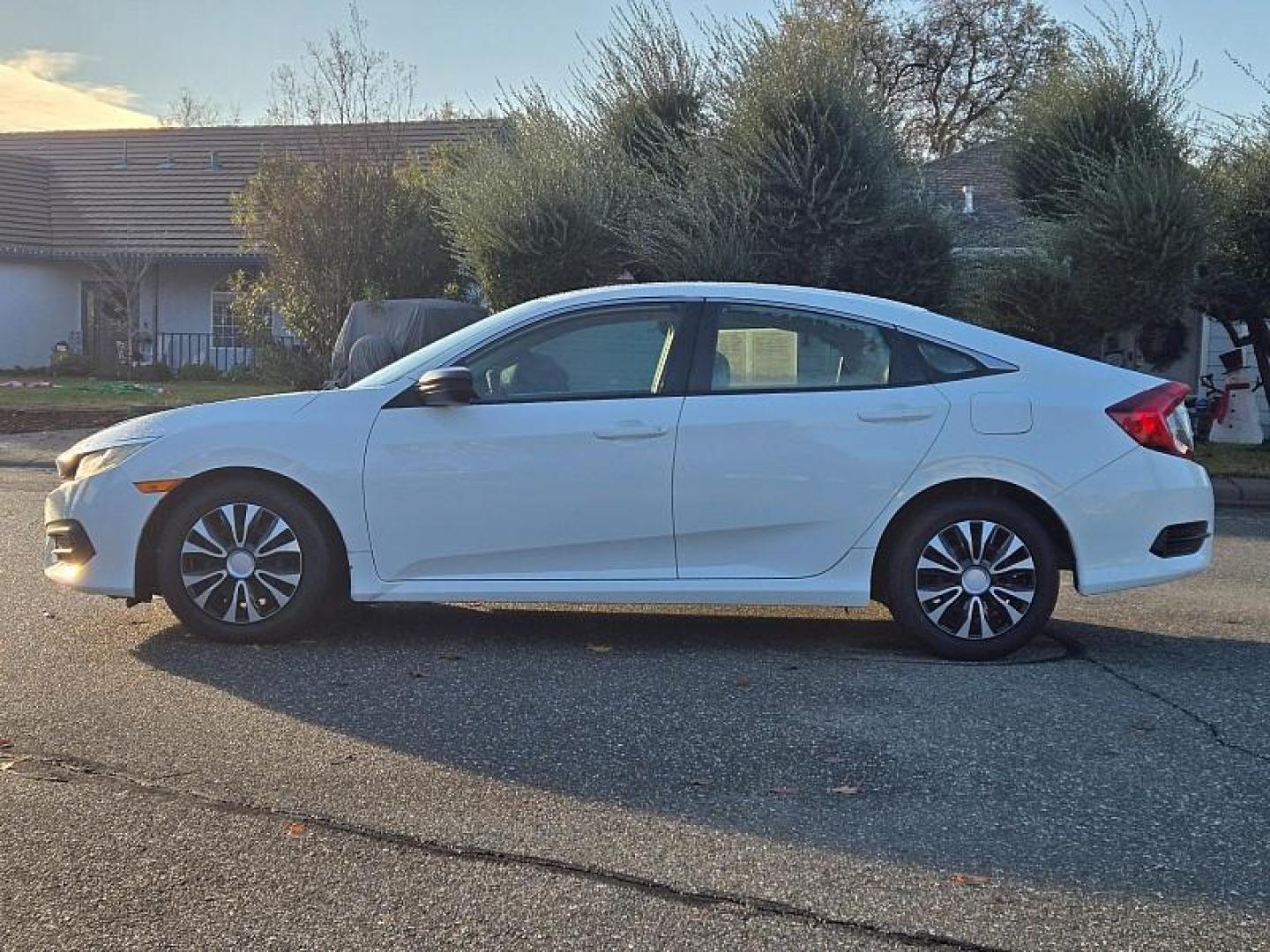 2018 WHITE Honda Civic Sedan (19XFC2F52JE) with an 4-Cyl i-VTEC 2.0 Liter engine, Automatic transmission, located at 246 E Walker St., Orland, 95963, (530) 865-5800, 39.747589, -122.178398 - Photo#3