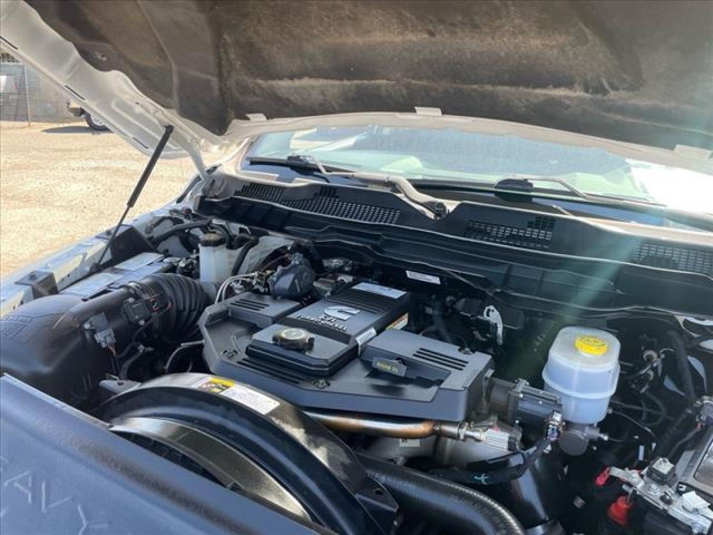 2018 Bright White Clear Coat RAM 2500 SLT (3C6UR5DL8JG) with an 6.7L Cummins 6.7L Diesel Turbo I6 350hp 660ft. lbs. Common Rail Direct Injection engine, Automatic transmission, located at 800 Riverside Ave, Roseville, CA, 95678, 916-773-4549 & Toll Free: 866-719-4393, 38.732265, -121.291039 - CUMMINS DIESEL CREW CAB 4X4 SLT GOOSE NECK CLEAN CARFAX - Photo#16