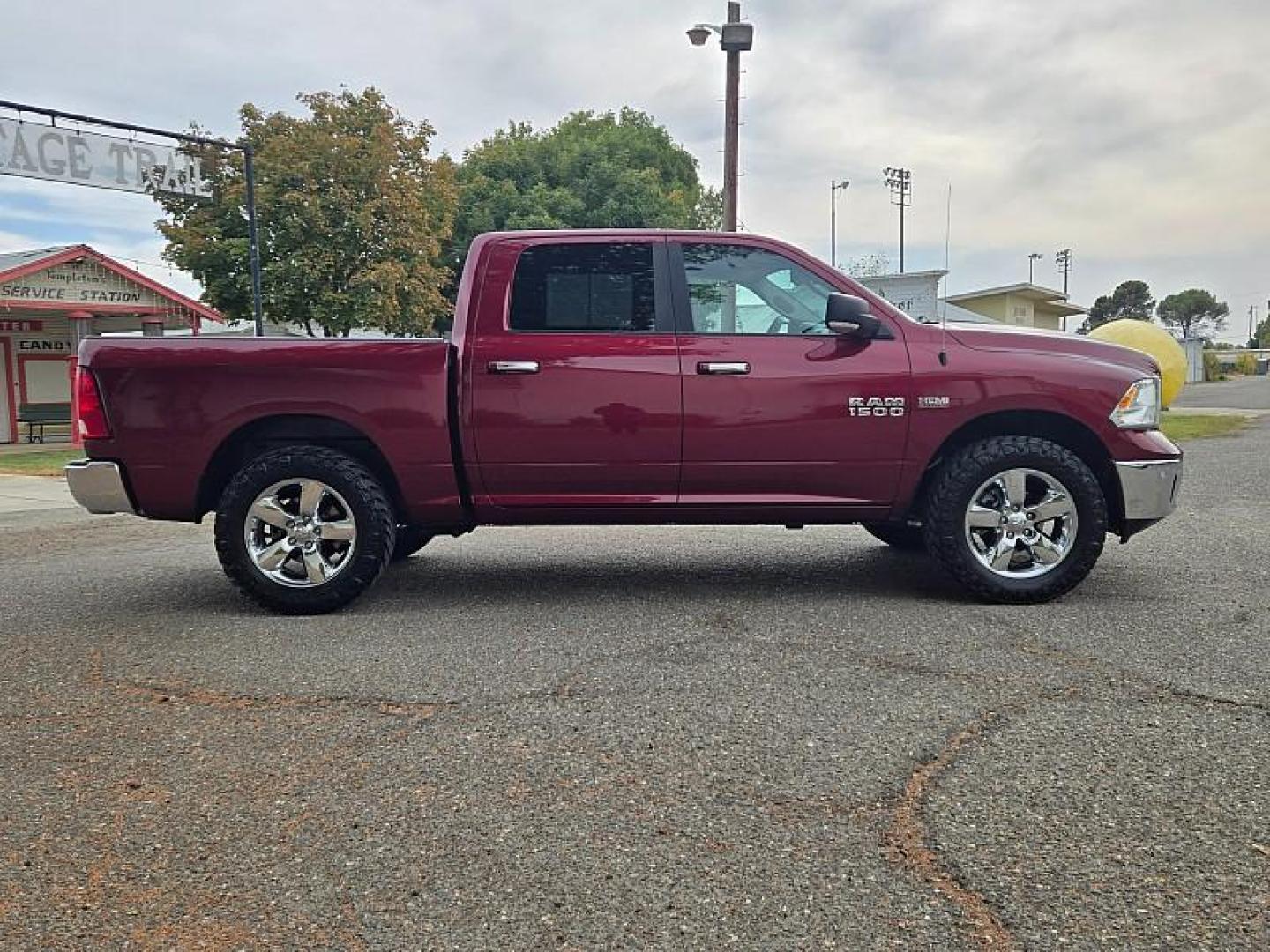 2018 RED Ram 1500 4WD (1C6RR7LT5JS) with an V8 HEMI 5.7 Liter engine, Automatic 8-Spd transmission, located at 246 E Walker St., Orland, 95963, (530) 865-5800, 39.747589, -122.178398 - Photo#9