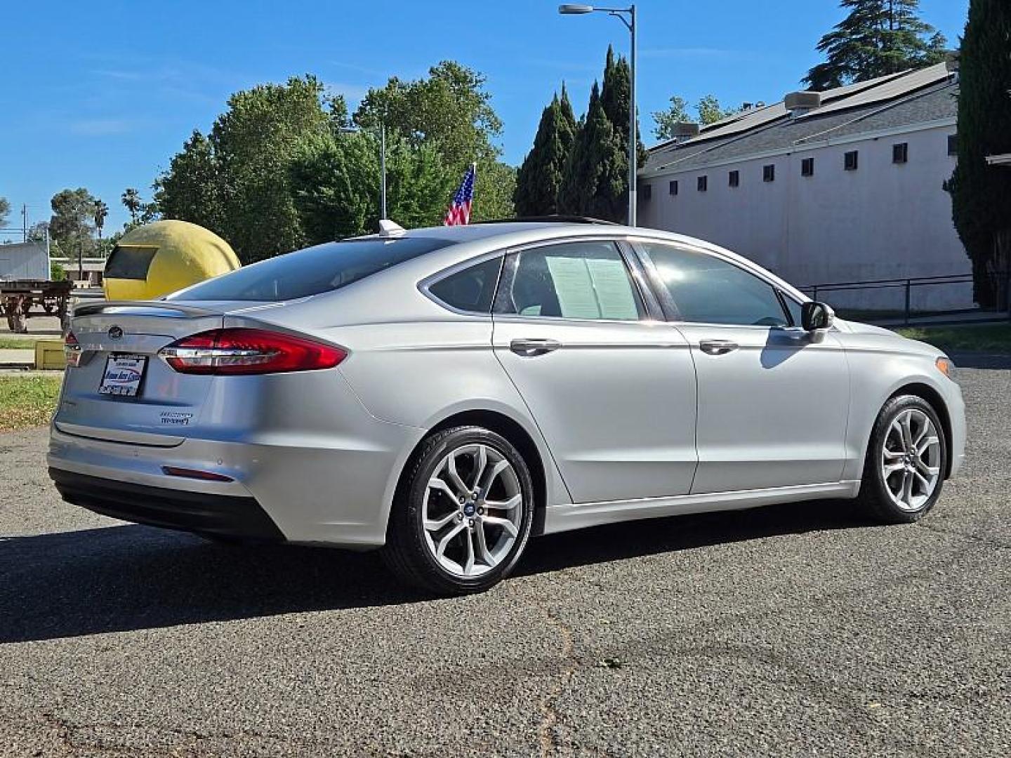 2019 SILVER Ford Fusion Hybrid (3FA6P0RU7KR) with an 4-Cyl Hybrid 2.0 Liter engine, Automatic eCVT transmission, located at 246 E Walker St., Orland, 95963, (530) 865-5800, 39.747589, -122.178398 - Photo#6