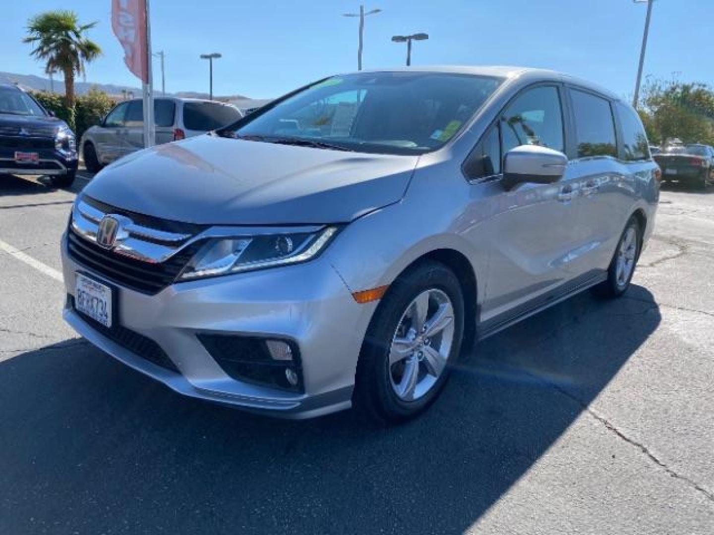 2019 SILVER Honda Odyssey (5FNRL6H75KB) with an V6 i-VTEC 3.5 Liter engine, Automatic 9-Spd transmission, located at 412 Auto Vista Drive, Palmdale, 93551, (661) 945-0620, 34.592636, -118.136681 - Photo#2