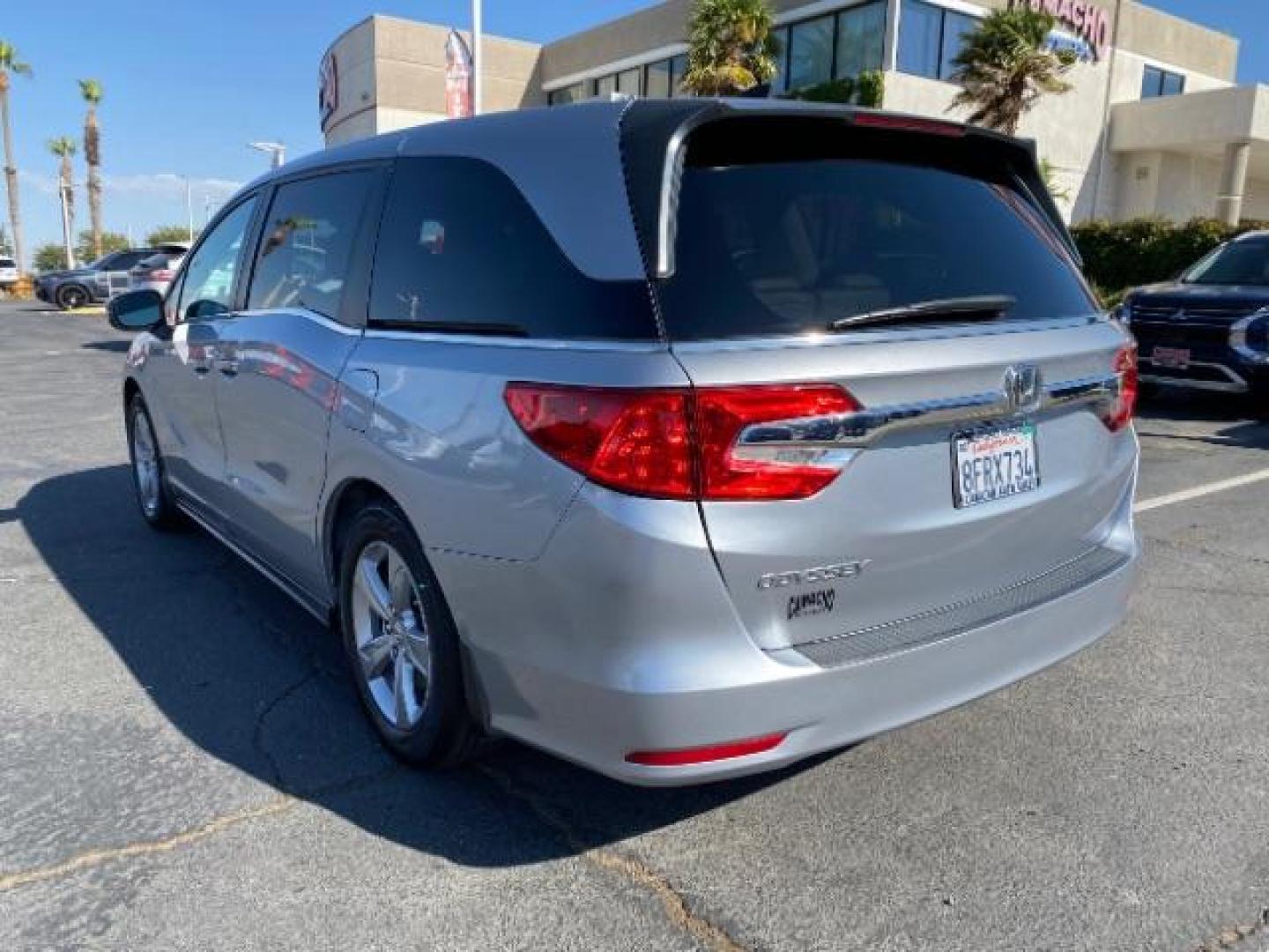 2019 SILVER Honda Odyssey (5FNRL6H75KB) with an V6 i-VTEC 3.5 Liter engine, Automatic 9-Spd transmission, located at 412 Auto Vista Drive, Palmdale, 93551, (661) 945-0620, 34.592636, -118.136681 - Photo#4