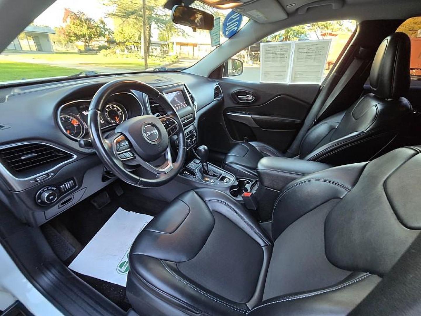 2019 WHITE Jeep Cherokee (1C4PJLLB0KD) with an 4-Cyl Zero Evap 2.4 Liter engine, Automatic 9-Spd transmission, located at 246 E Walker St., Orland, 95963, (530) 865-5800, 39.747589, -122.178398 - Photo#10