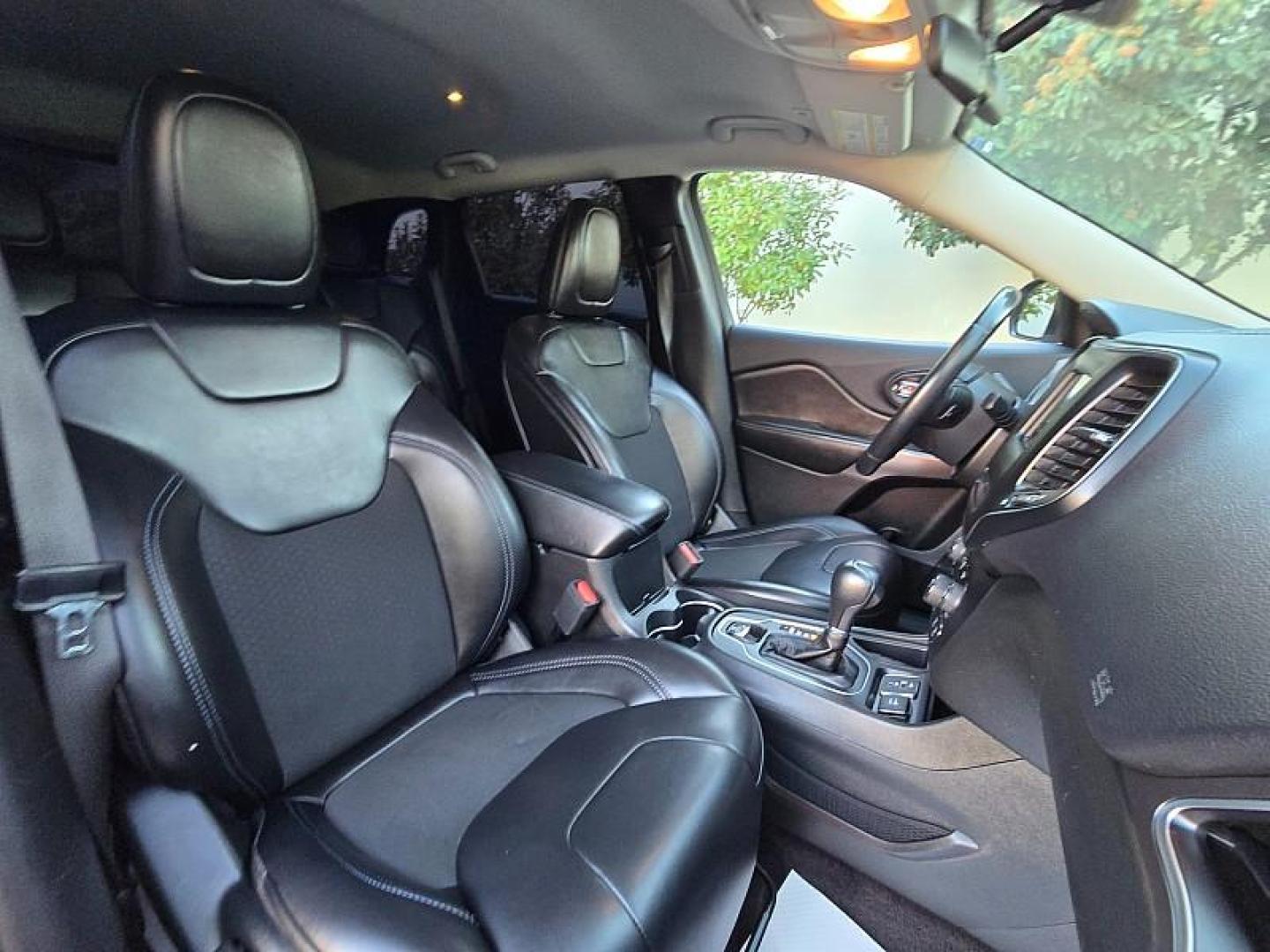 2019 WHITE Jeep Cherokee (1C4PJLLB0KD) with an 4-Cyl Zero Evap 2.4 Liter engine, Automatic 9-Spd transmission, located at 246 E Walker St., Orland, 95963, (530) 865-5800, 39.747589, -122.178398 - Photo#17